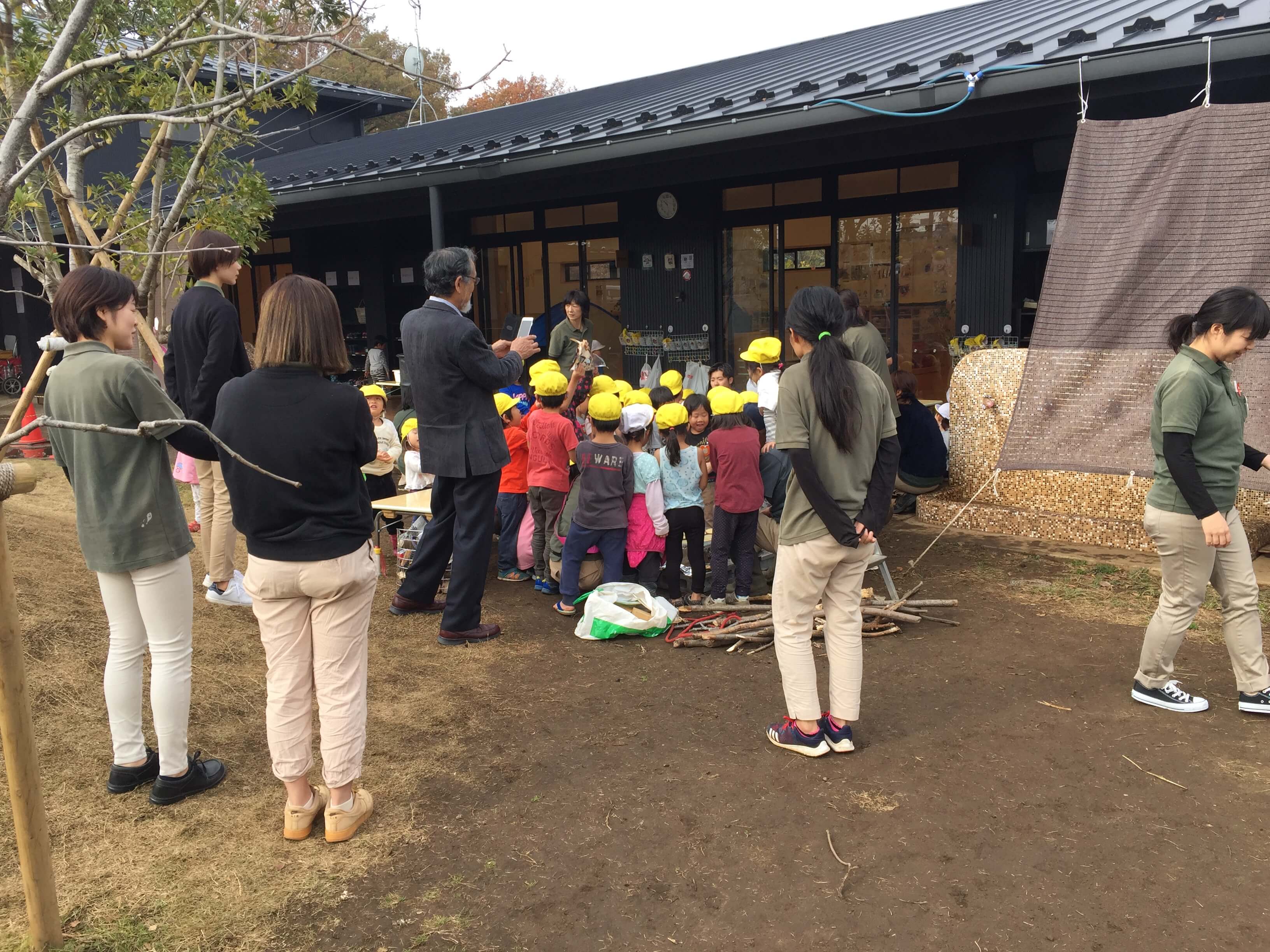 焚き火活動を見学する保育士と汐見先生