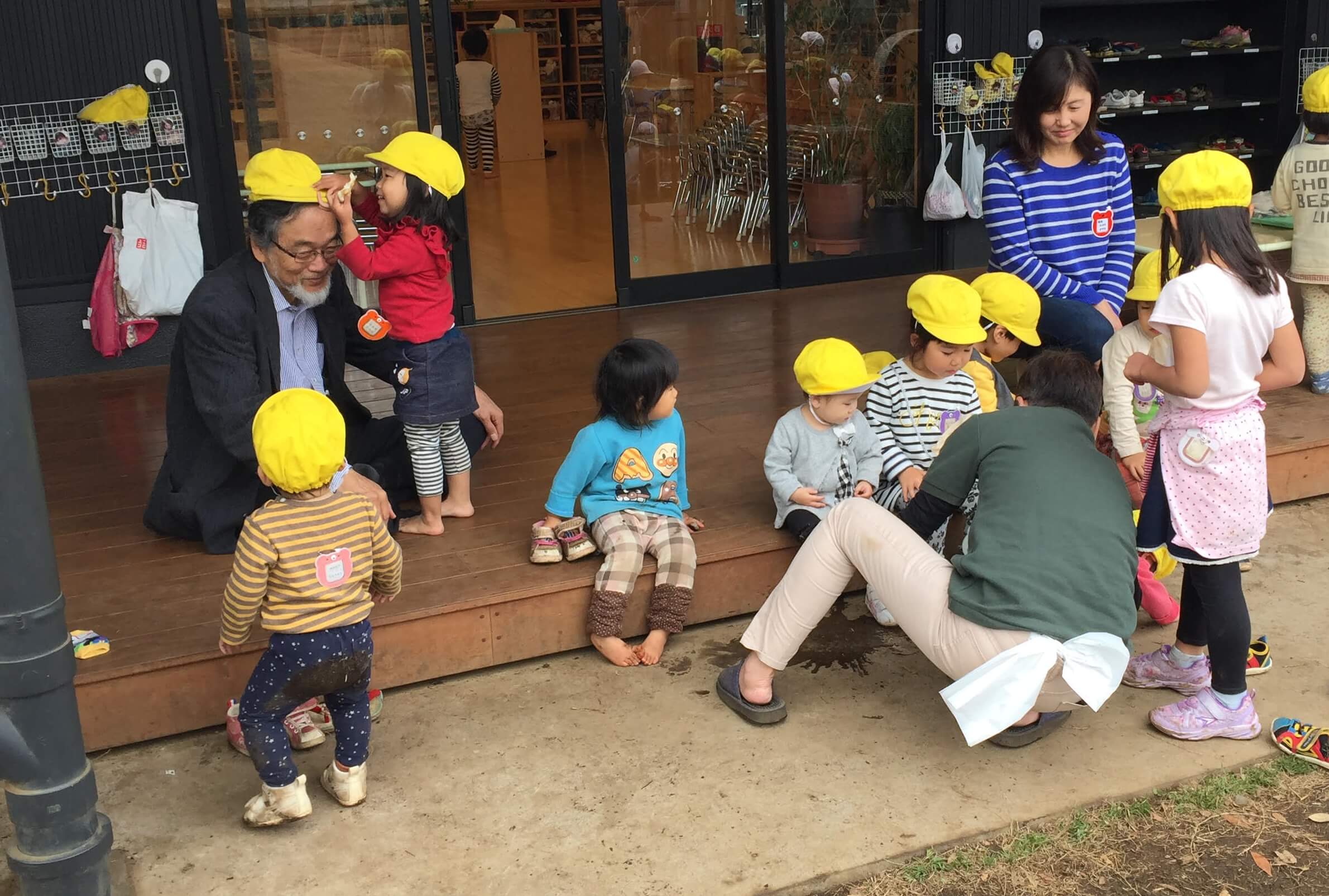 汐見先生と遊ぶ園児