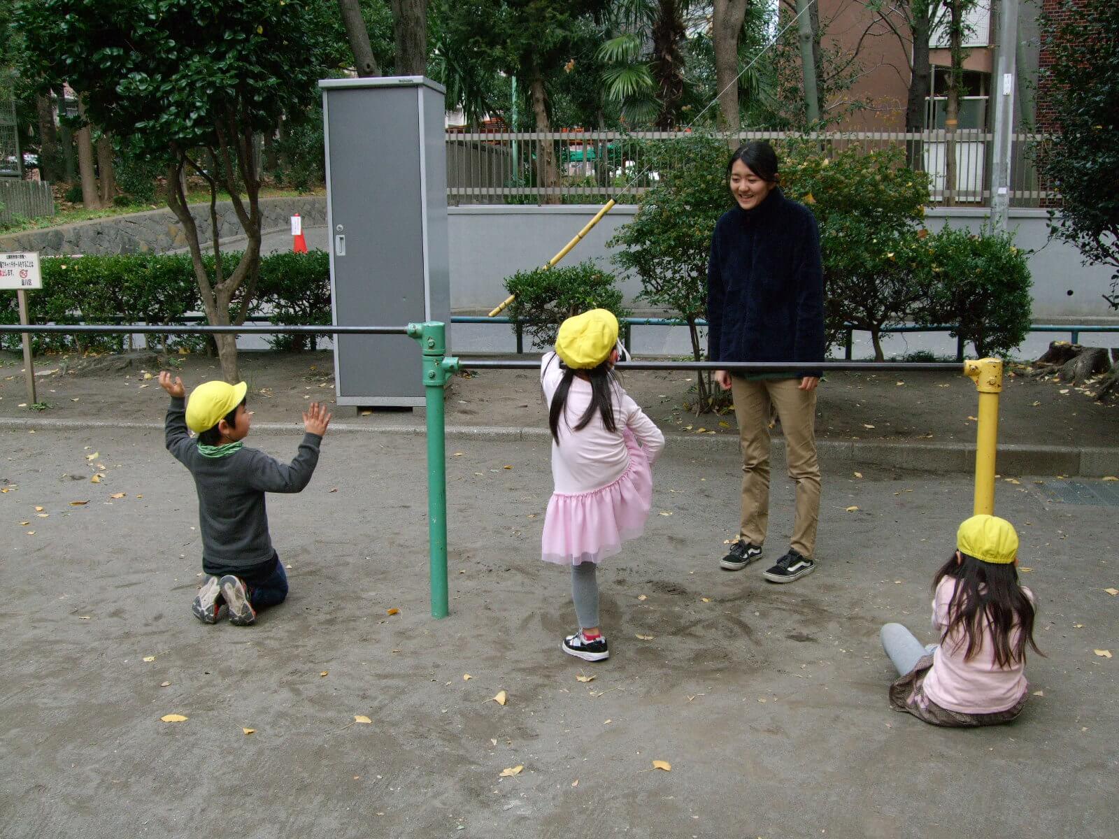 鉄棒する園児と橋本さん