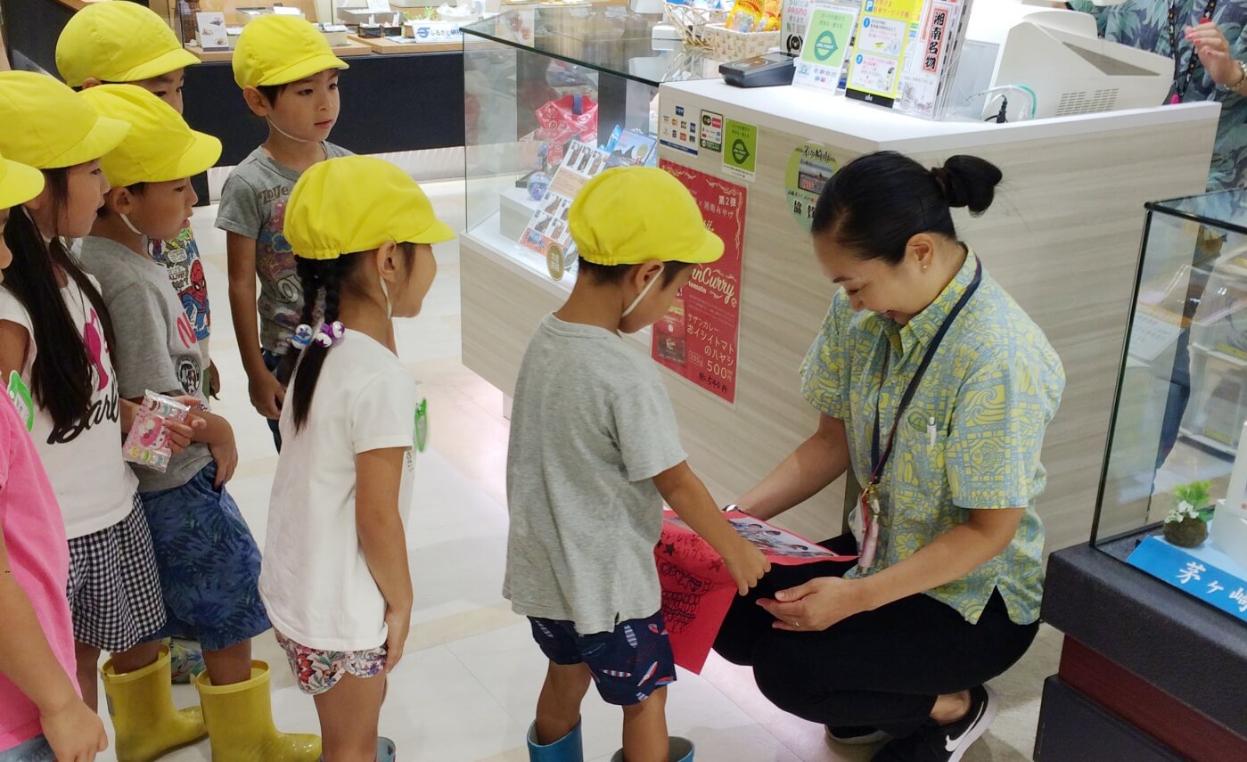 テナント担当者と交流する子どもたち