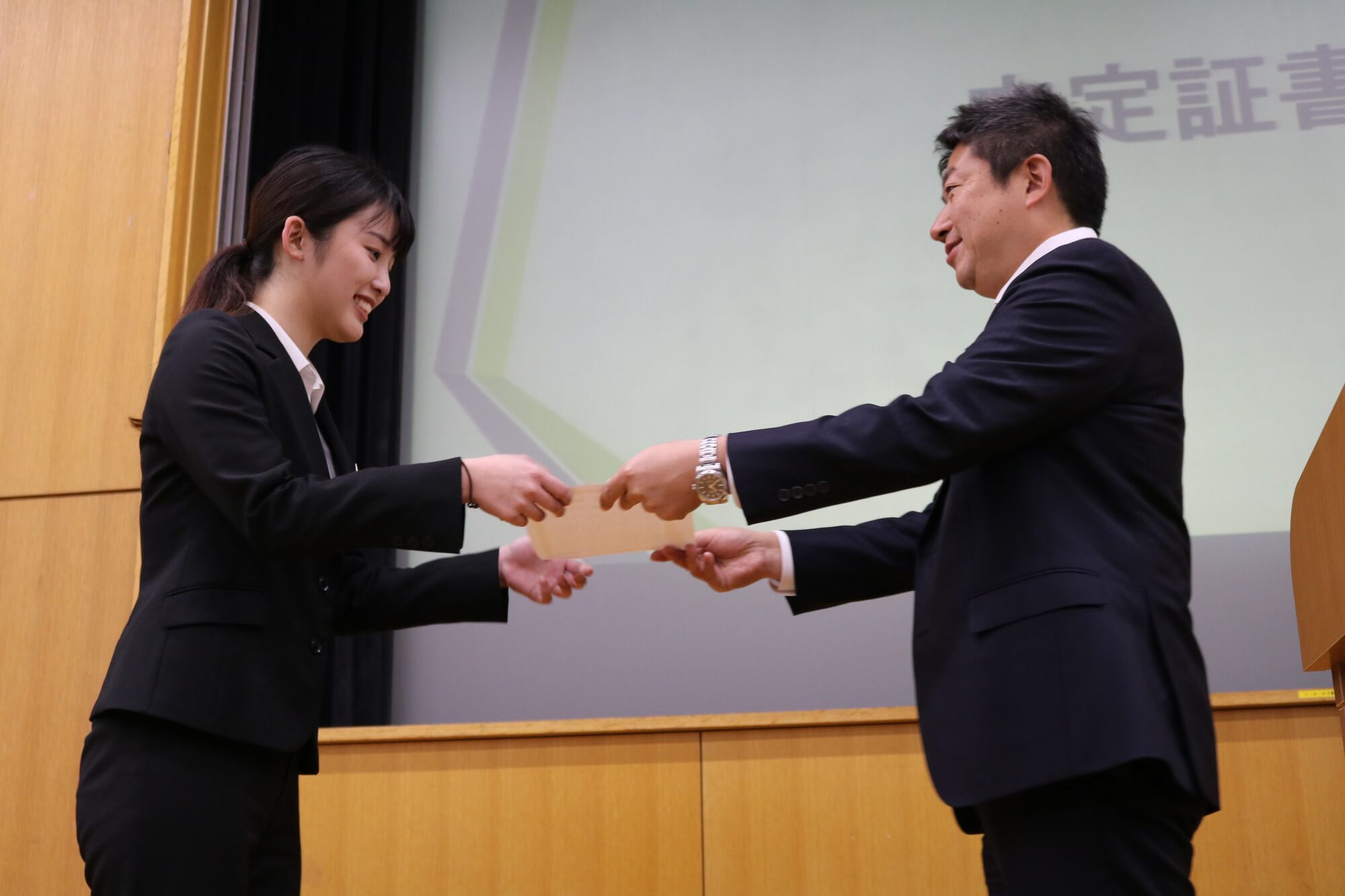 内定通知書を渡すゴーエスト代表取締役高堀