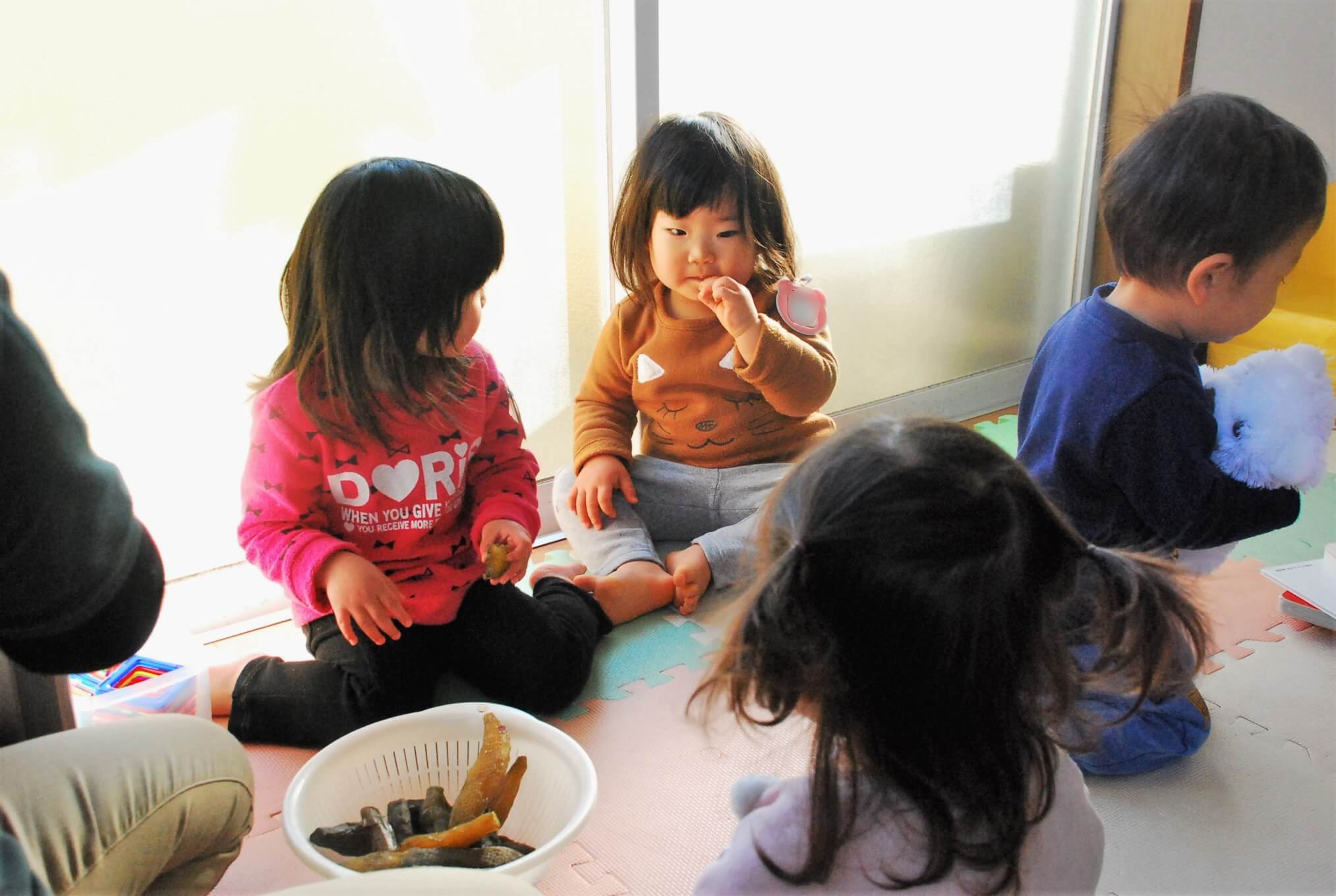 作った干し芋を食べる子どもたち