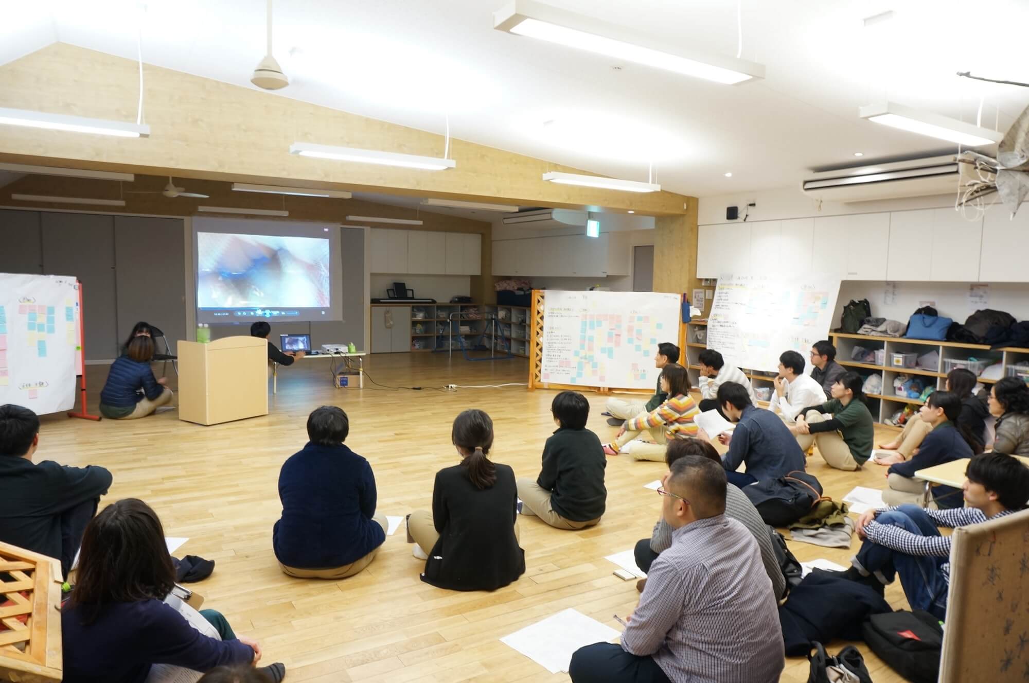 記録動画の説明をする駒沢どろんこ保育園の職員