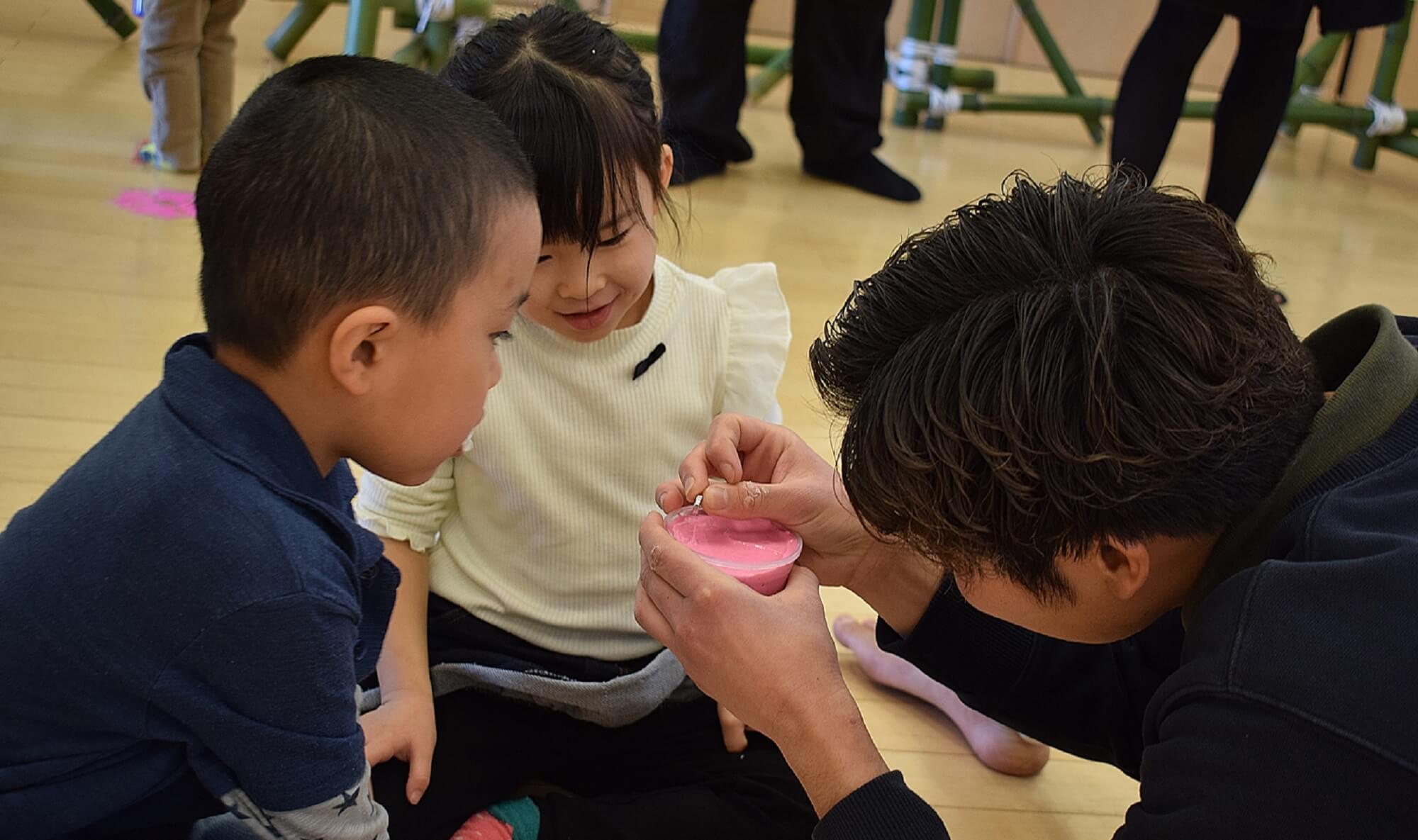 作ったスライムで遊ぶ子どもたち