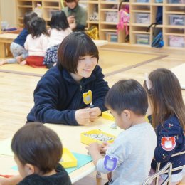 園児と遊ぶ浅野さん