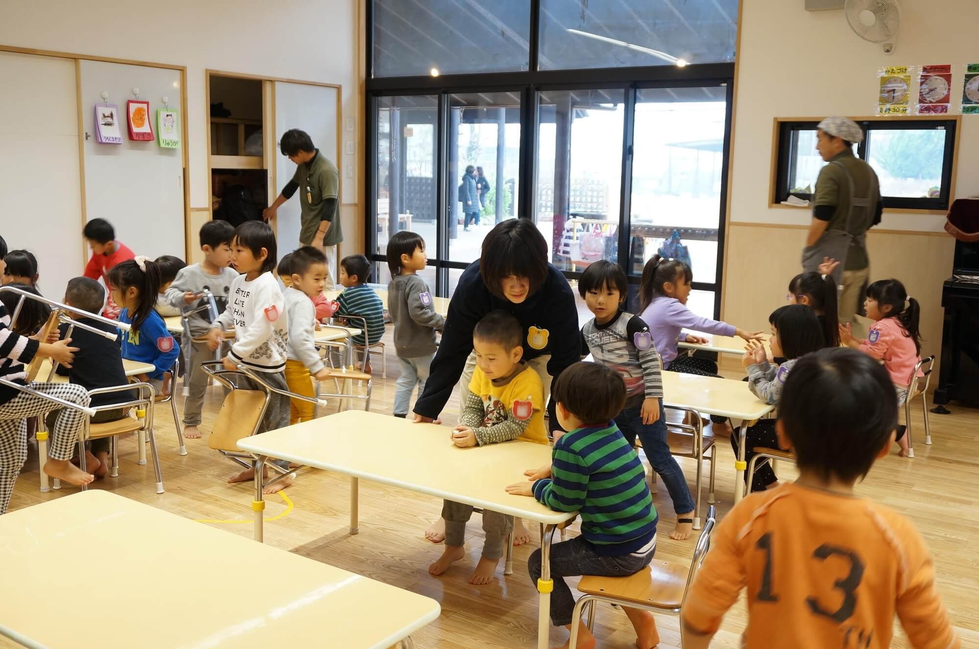 園児と給食の準備をする浅野さん