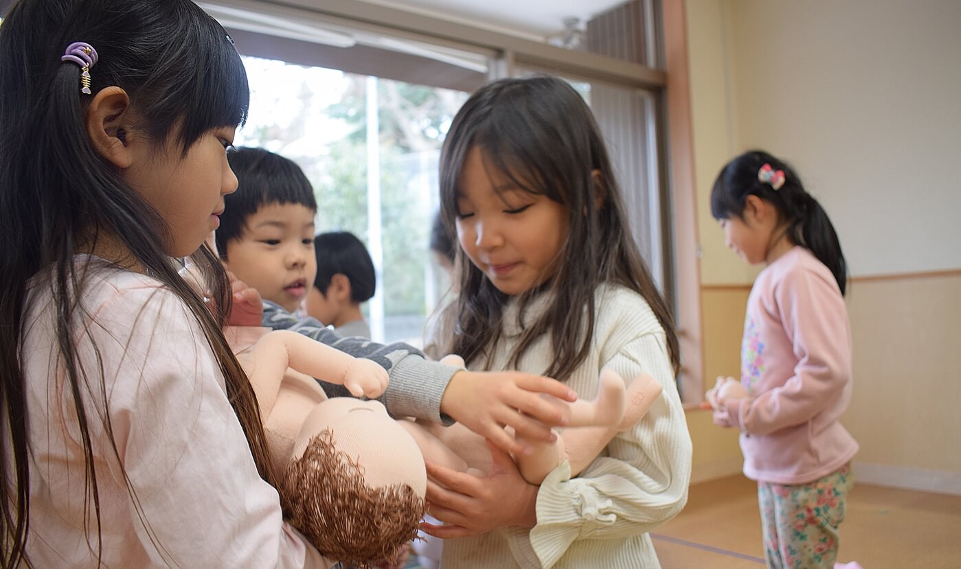 ももちゃん人形を抱っこする園児