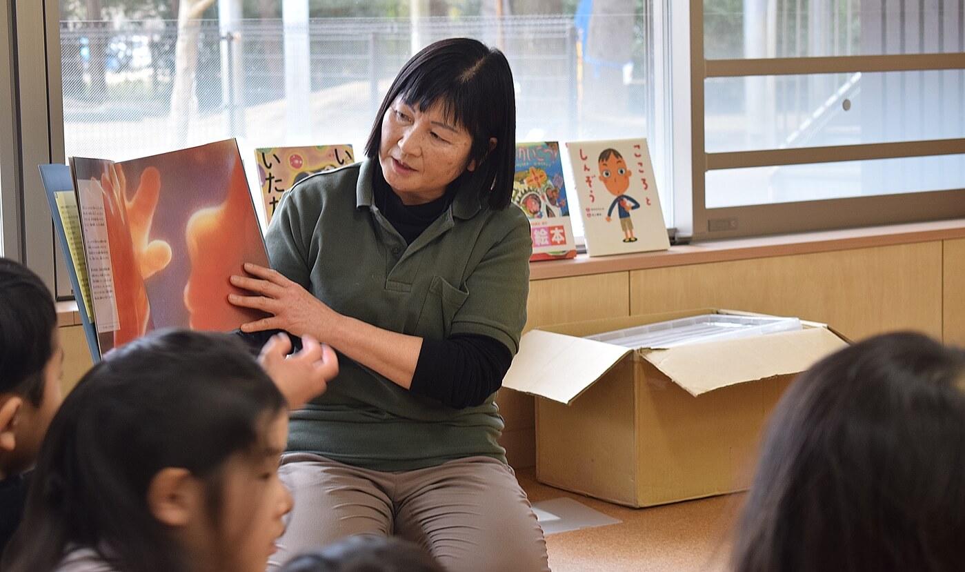 胎児の本を読み聞かせる山田園長