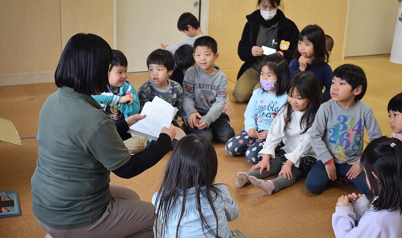 お母さんたちからのメッセージを読む山田園長