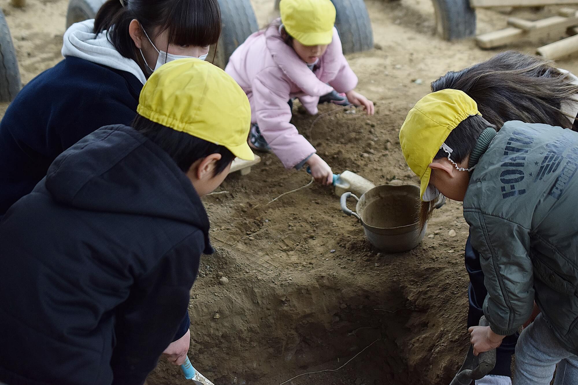 穴掘りを手伝う子どもたち