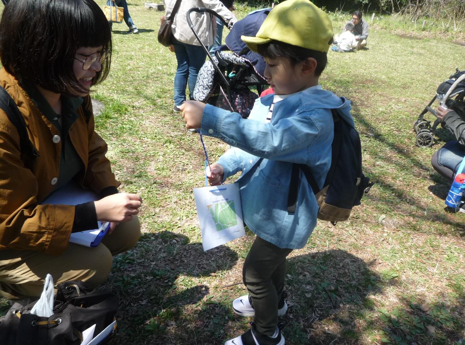 スタンプラリーをする男の子とお母さん