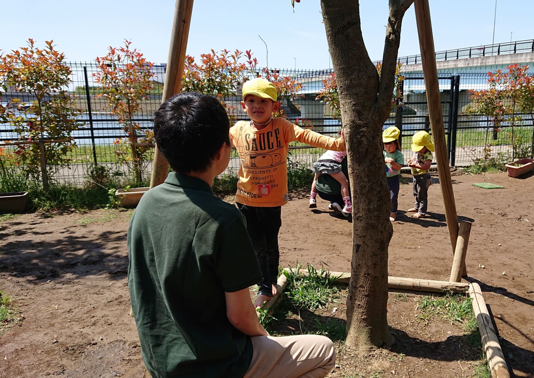 参加した学生に話かける園児