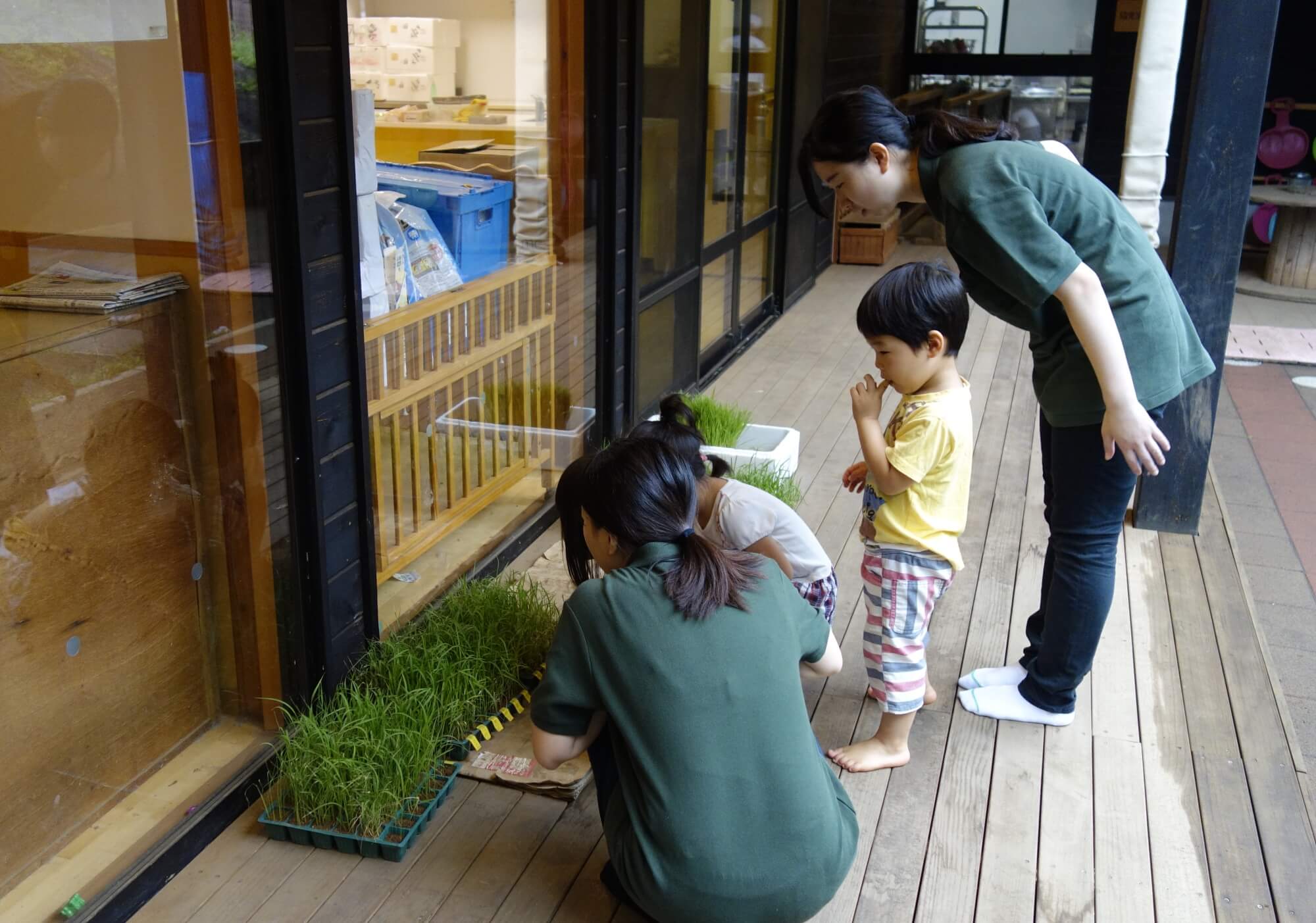 園児と話をする保育学生