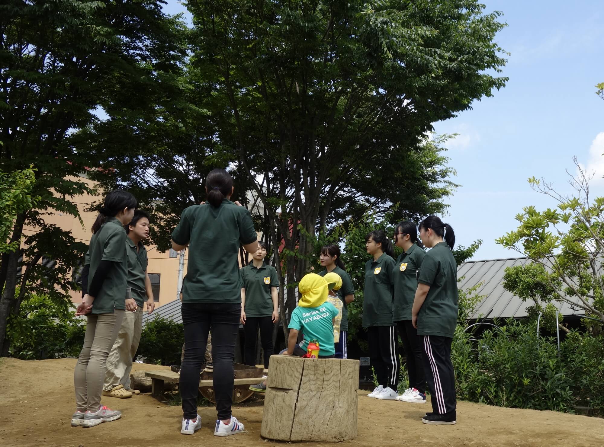 園を保育学生に案内する保育士