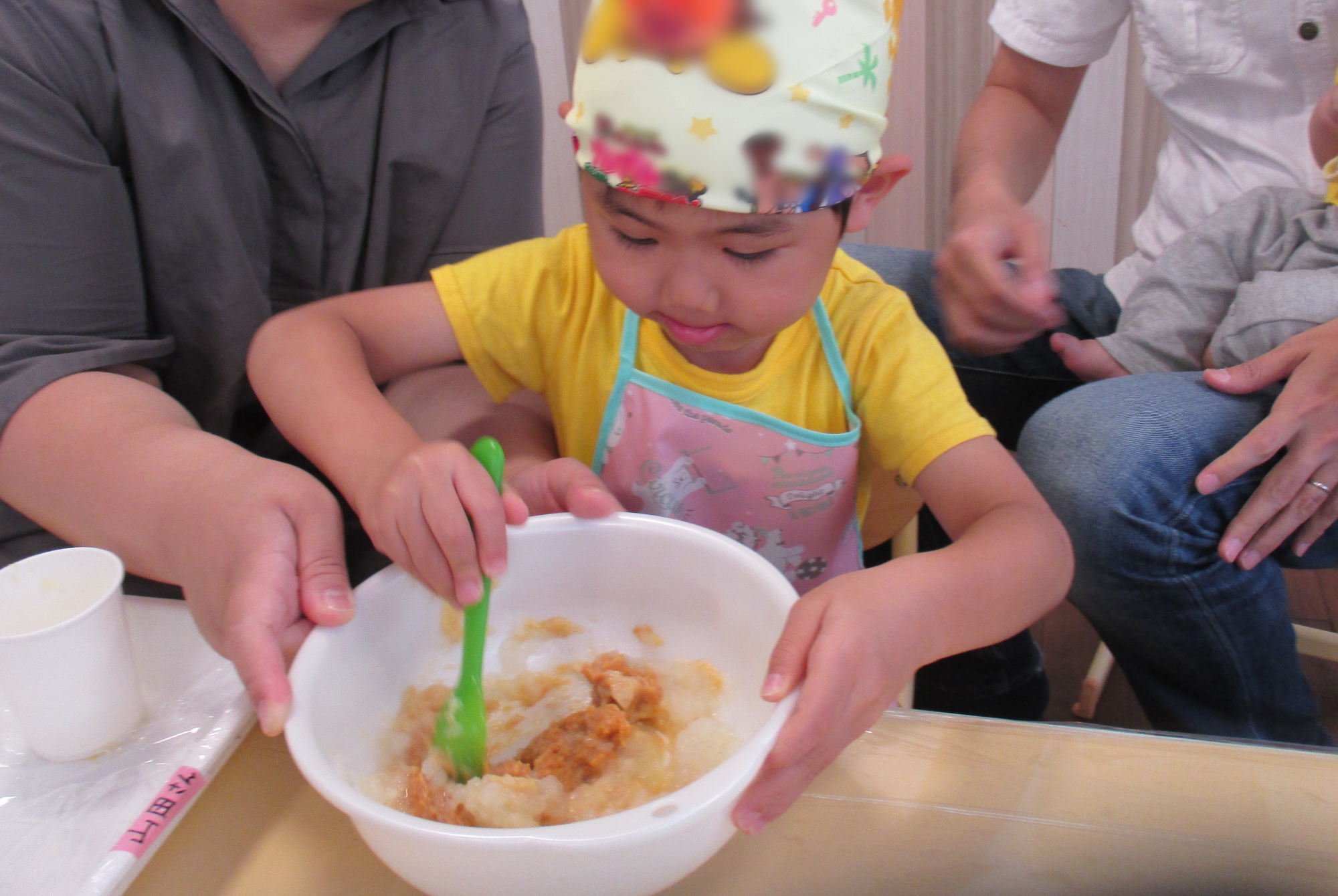 お味噌を混ぜる子供