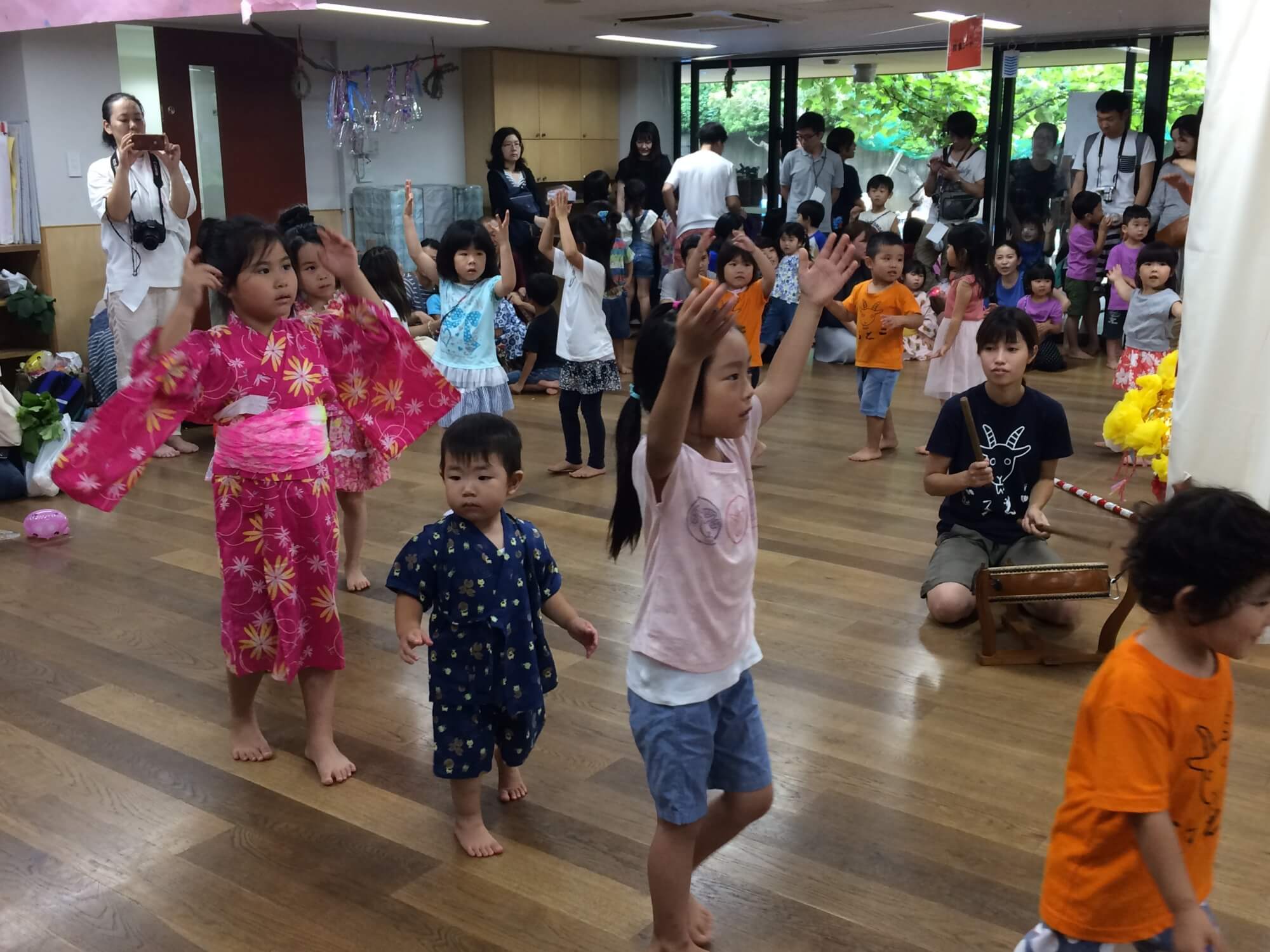 盆踊りをする子どもたち