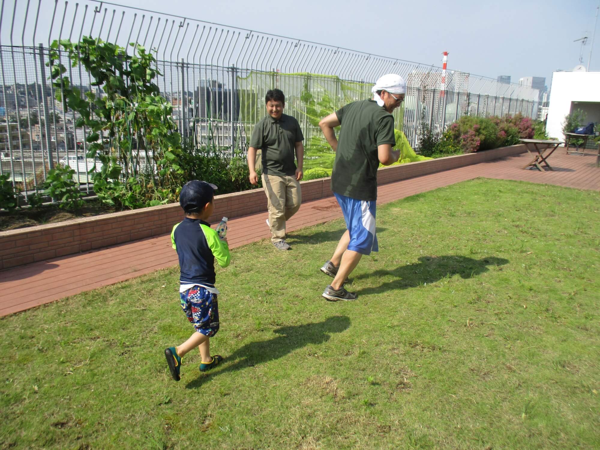 職員に水をかける子供