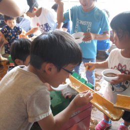 流れるそうめんを待ちわびる子どもたち