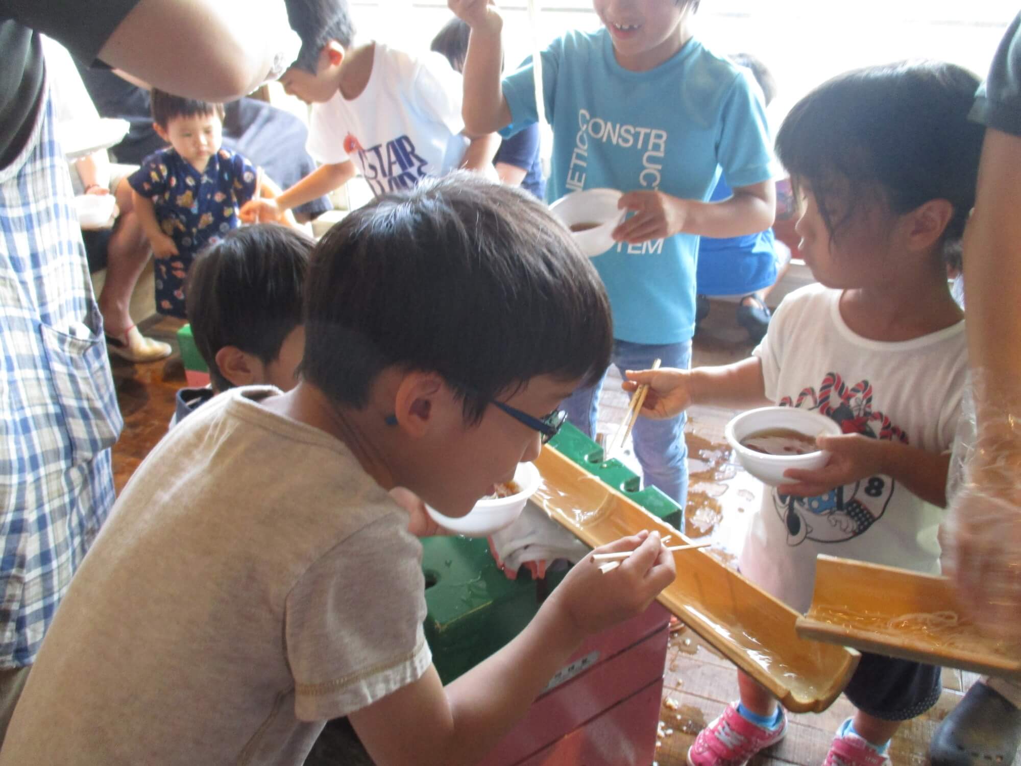 流れるそうめんを待ちわびる子どもたち