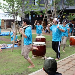 和太鼓演奏に挑戦。子ども発達支援センターつむぎの「どろんこ祭り」