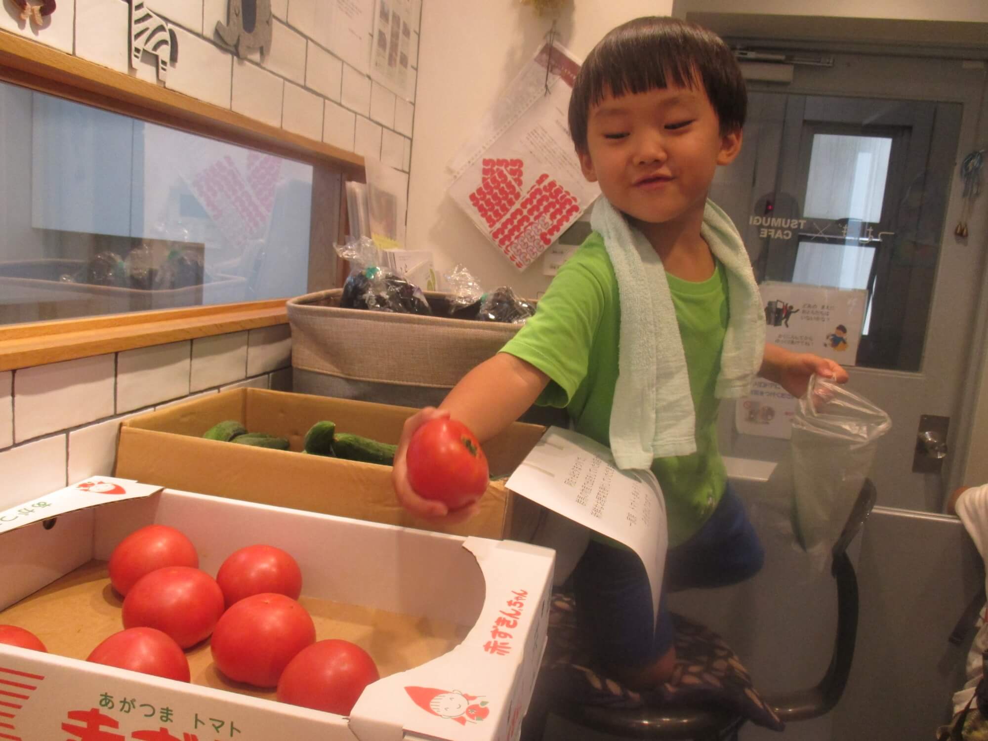 トマトを選ぶ子ども