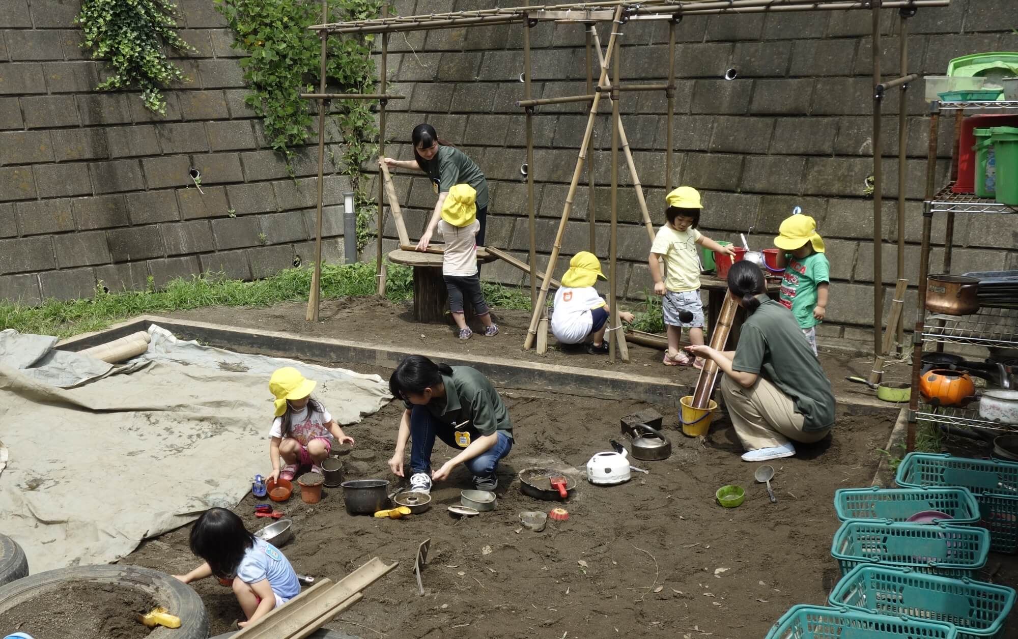 園児と遊ぶ保育学生