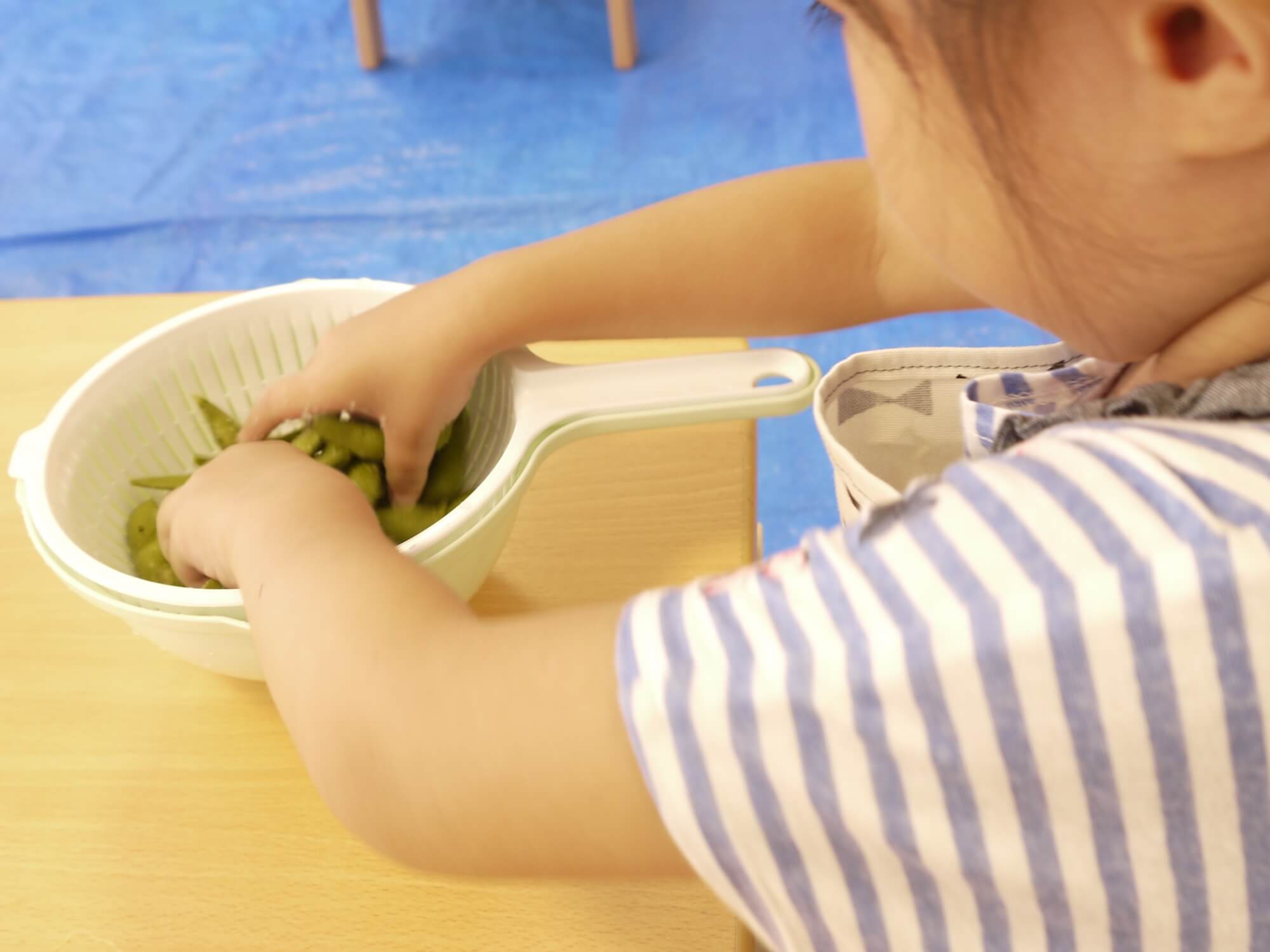 枝豆の塩もみをする子ども