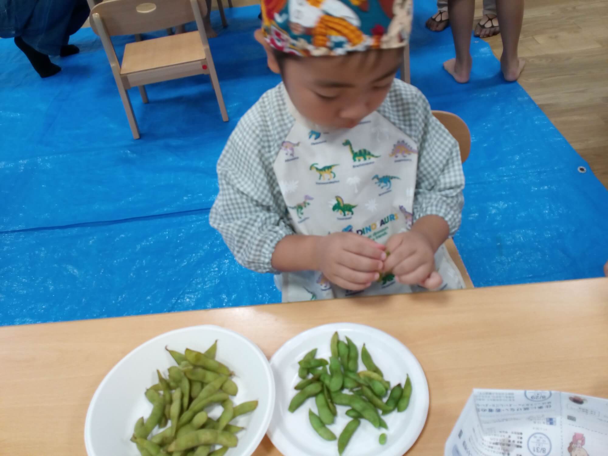 枝豆を食べる子ども