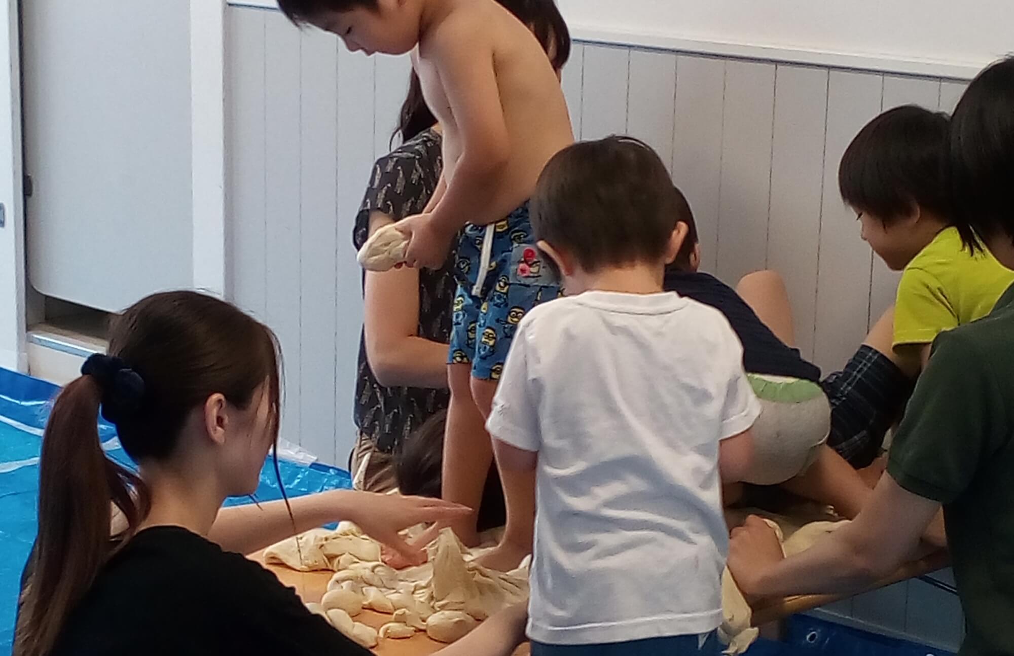 小麦粉粘土で遊ぶ子どもたち