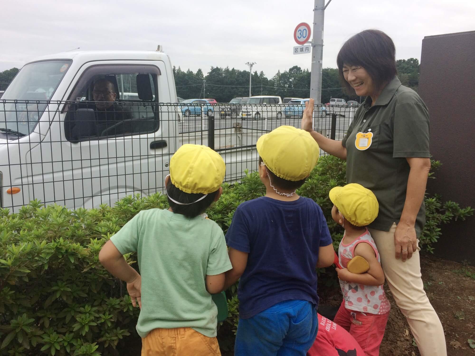 地域のおじさんに手をふる園児たち