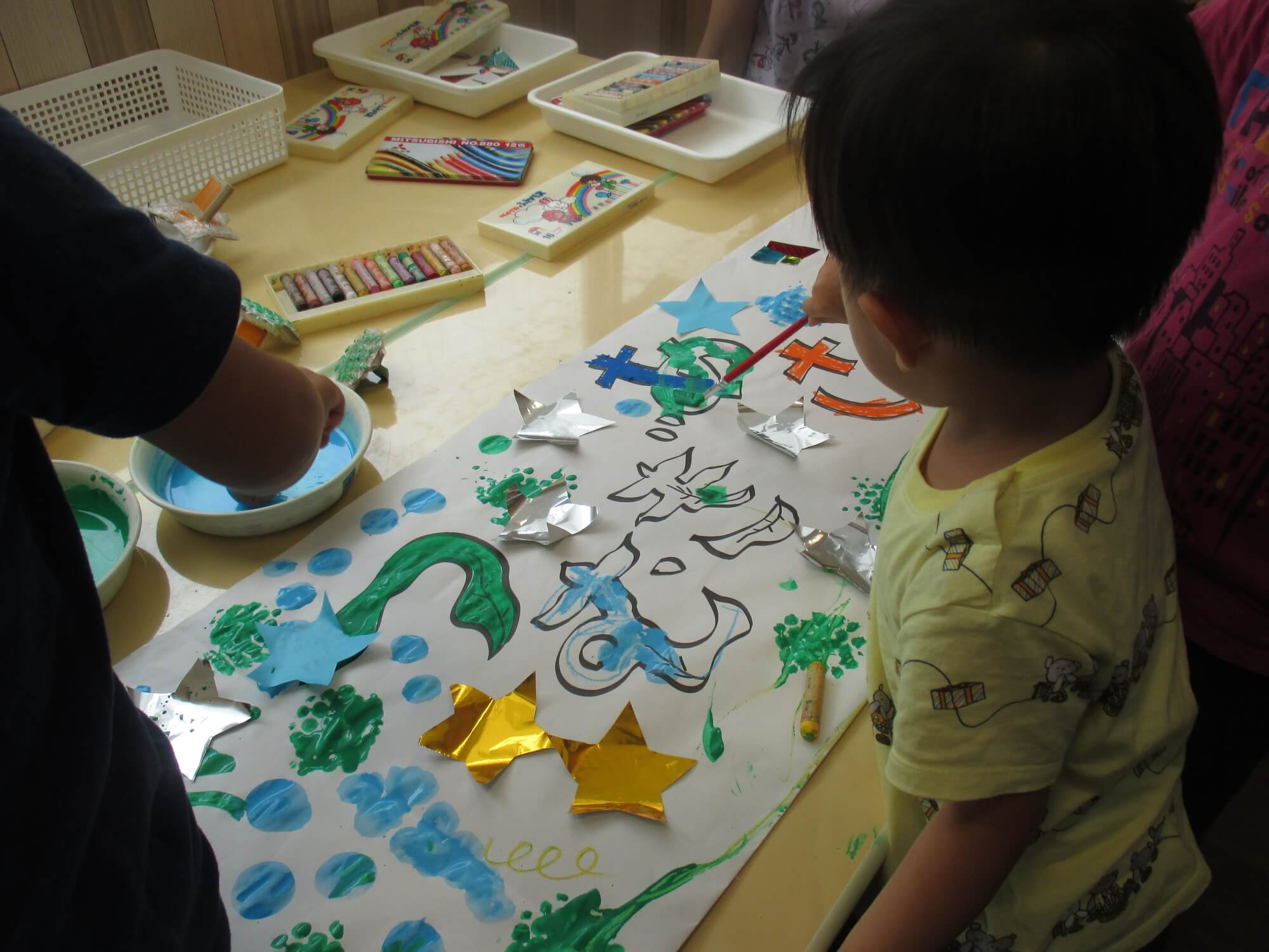 看板をつくる子どもたち