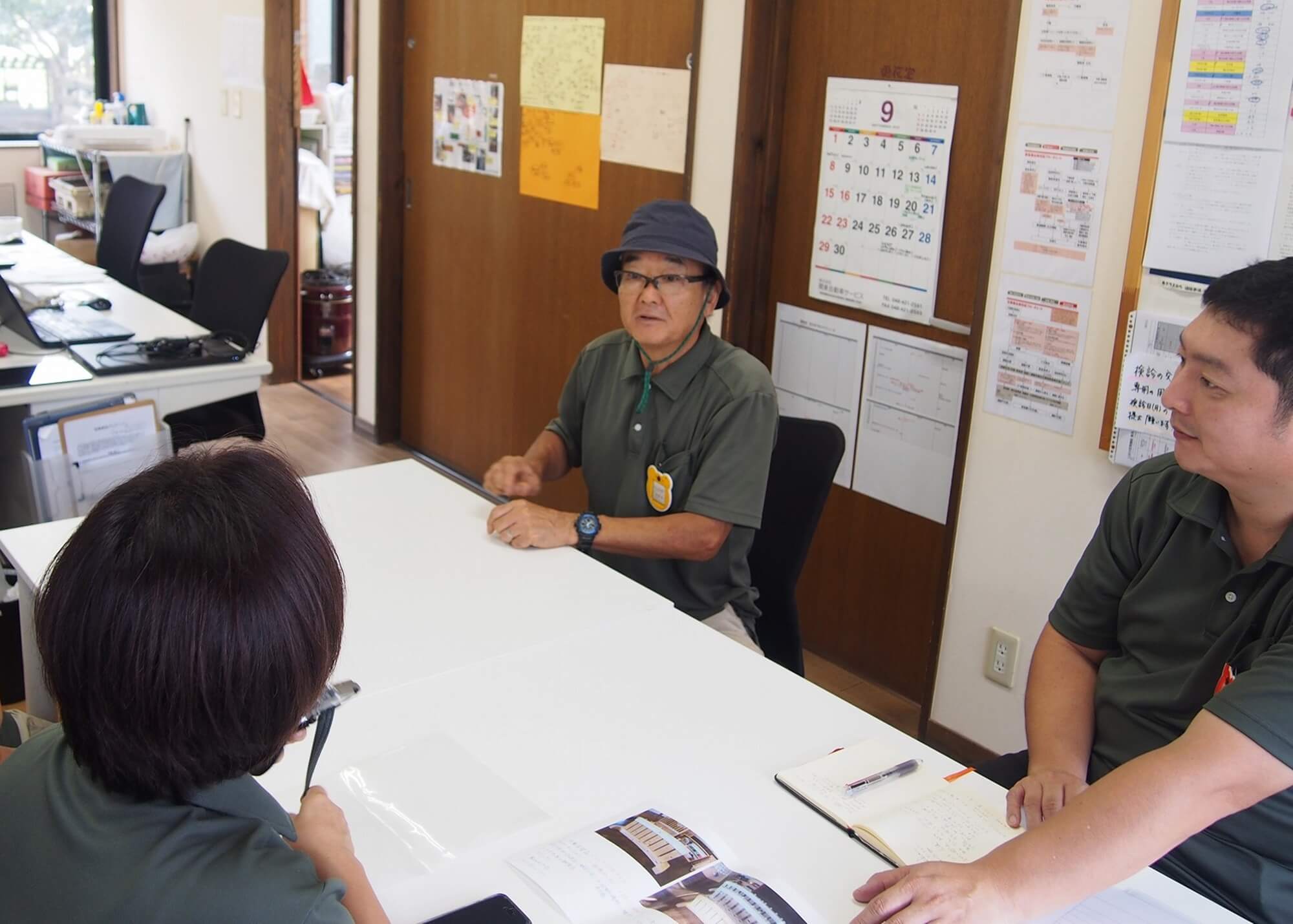 用務の石川さん（写真中央）を交えて何を作るかを話し合う
