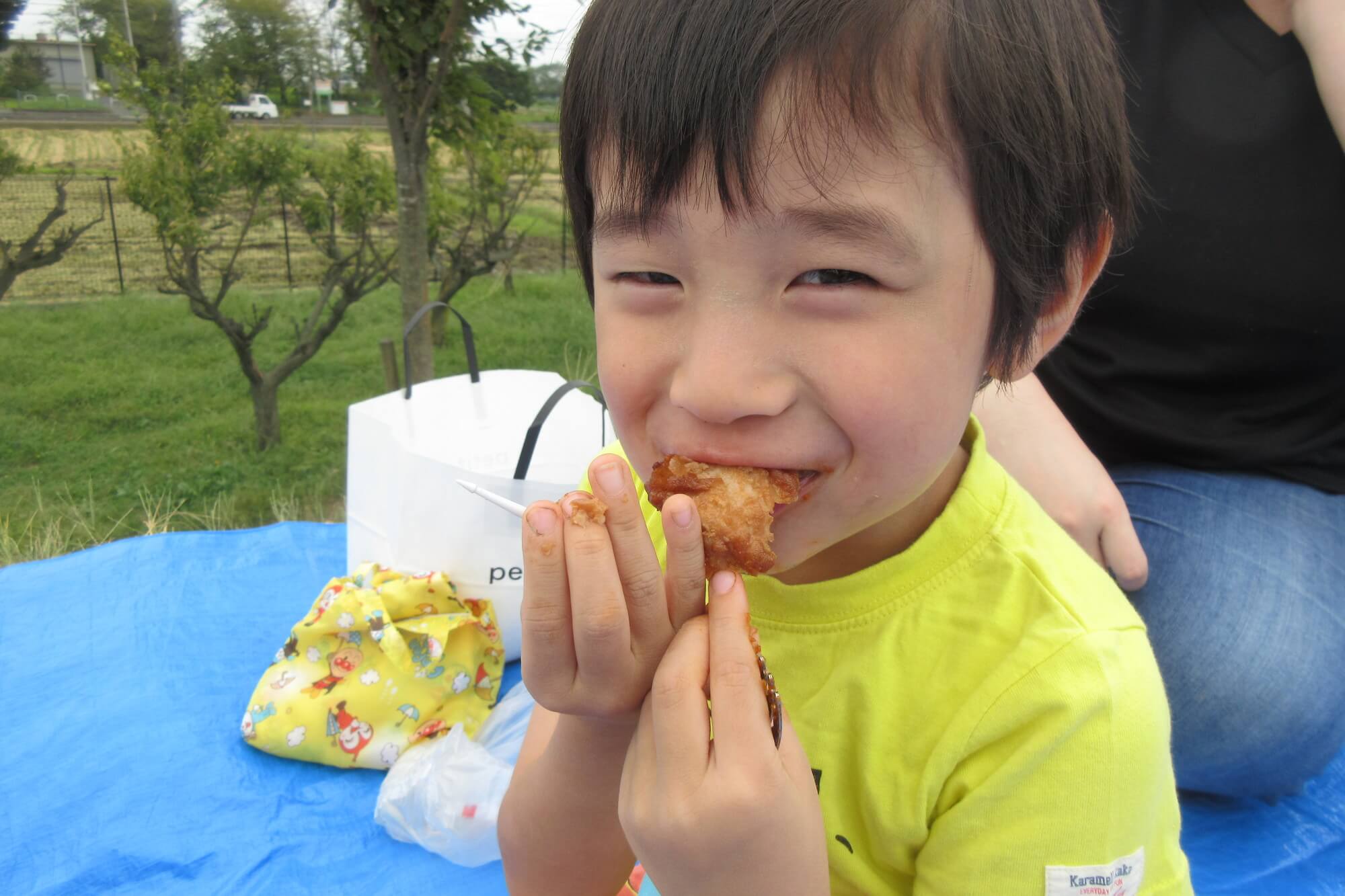 お弁当を食べる子ども