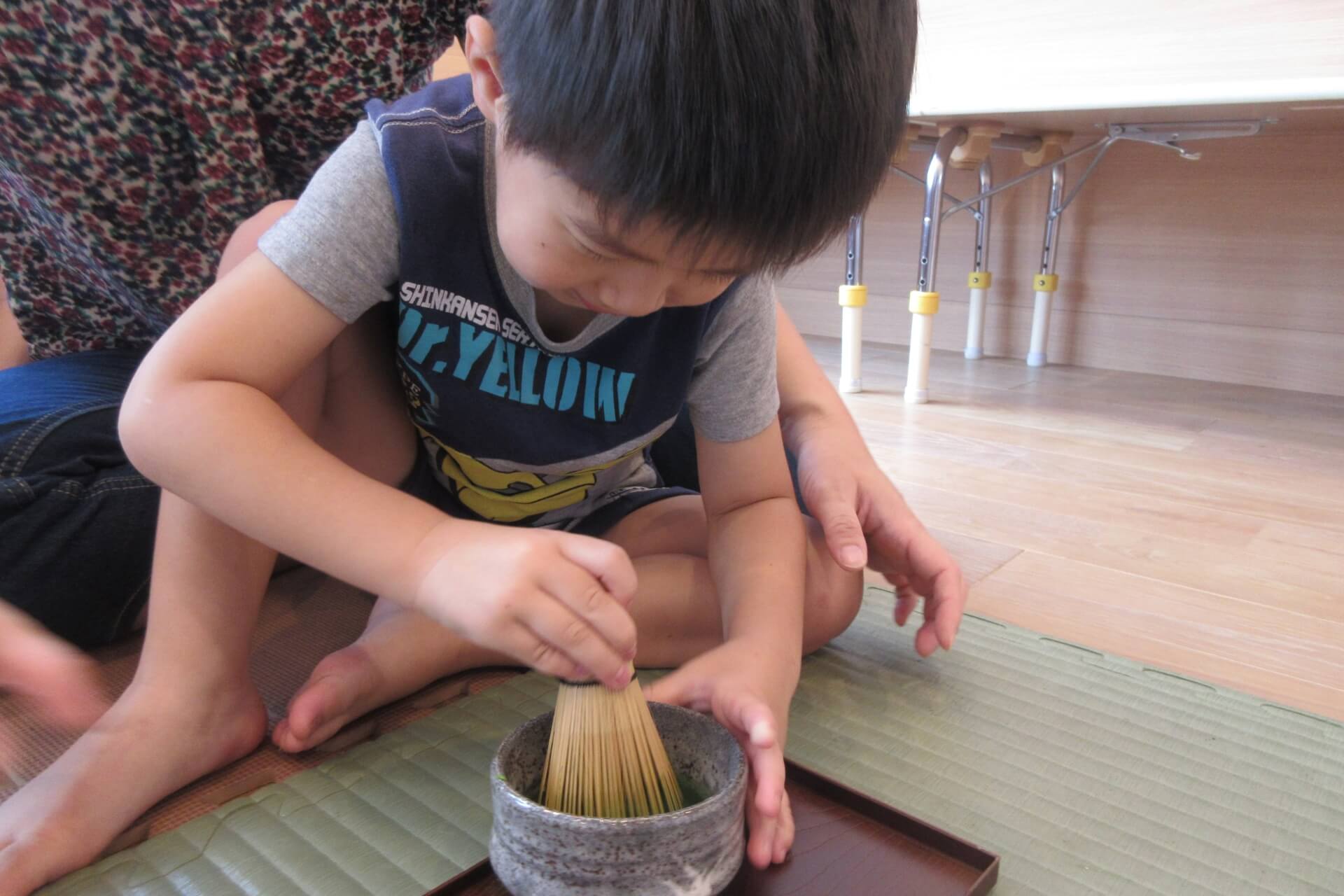 お茶を点てる子ども