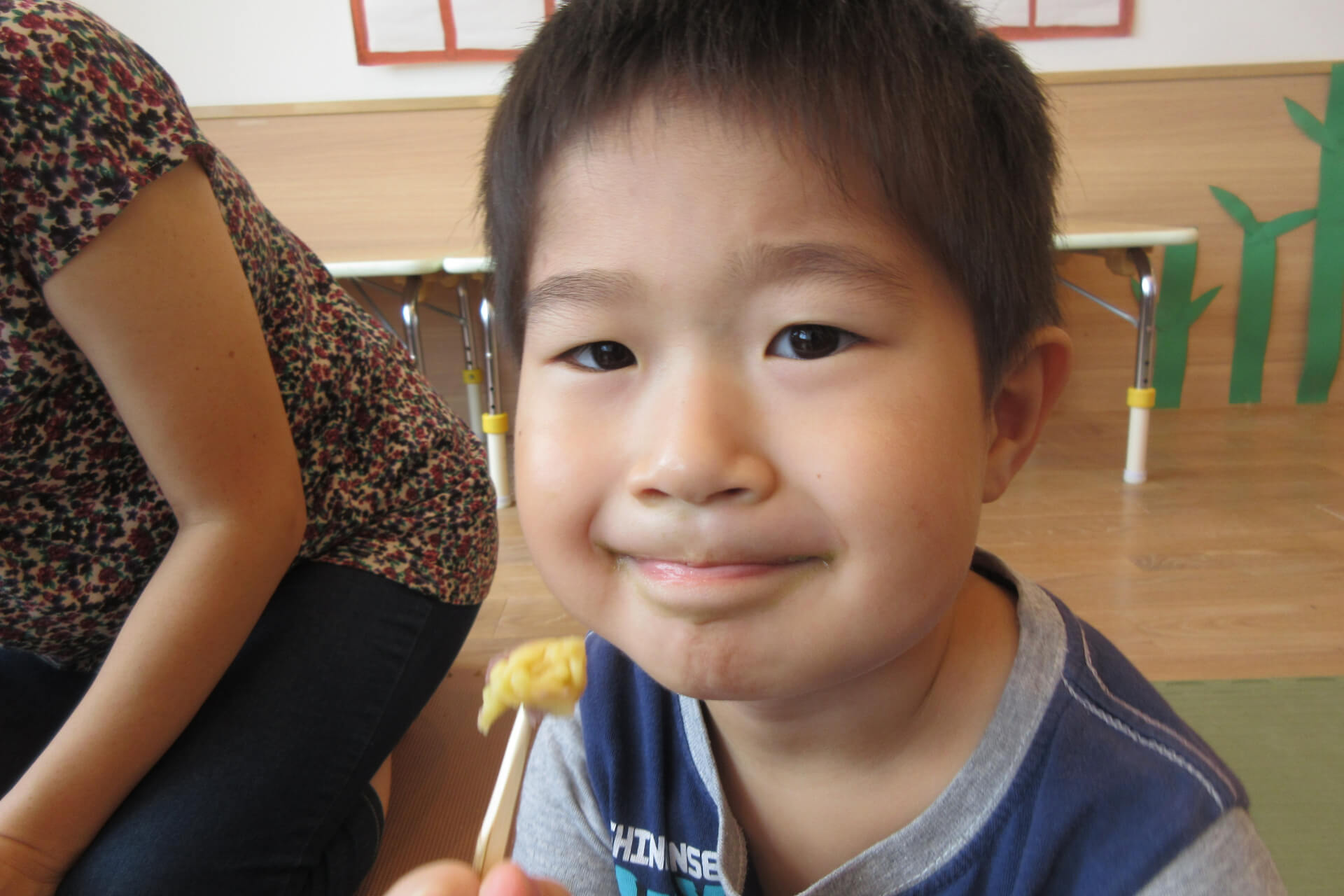 お茶菓子を食べる子ども