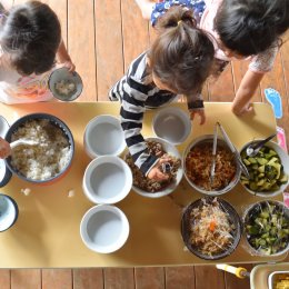 給食を盛り付ける子どもたち