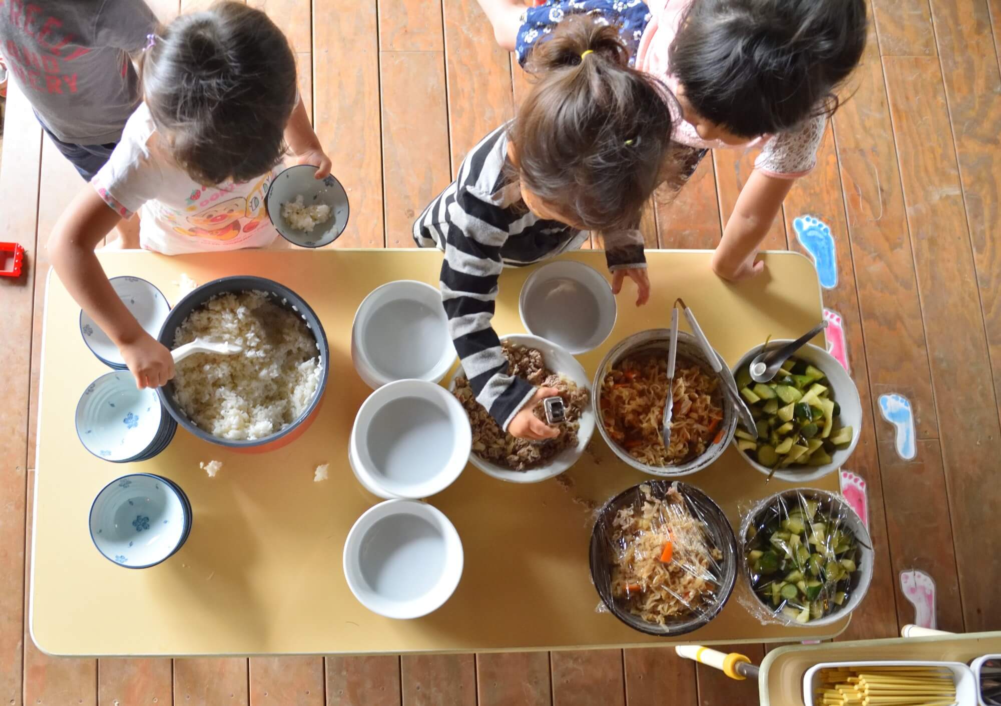 給食を盛り付ける子どもたち