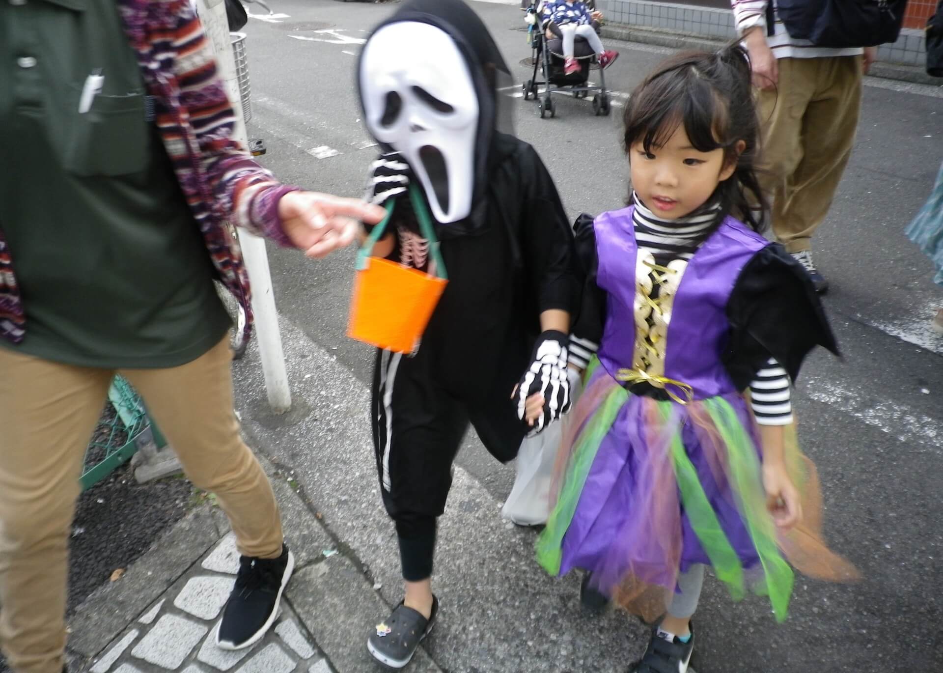 お菓子をもらいにいく子どもたち