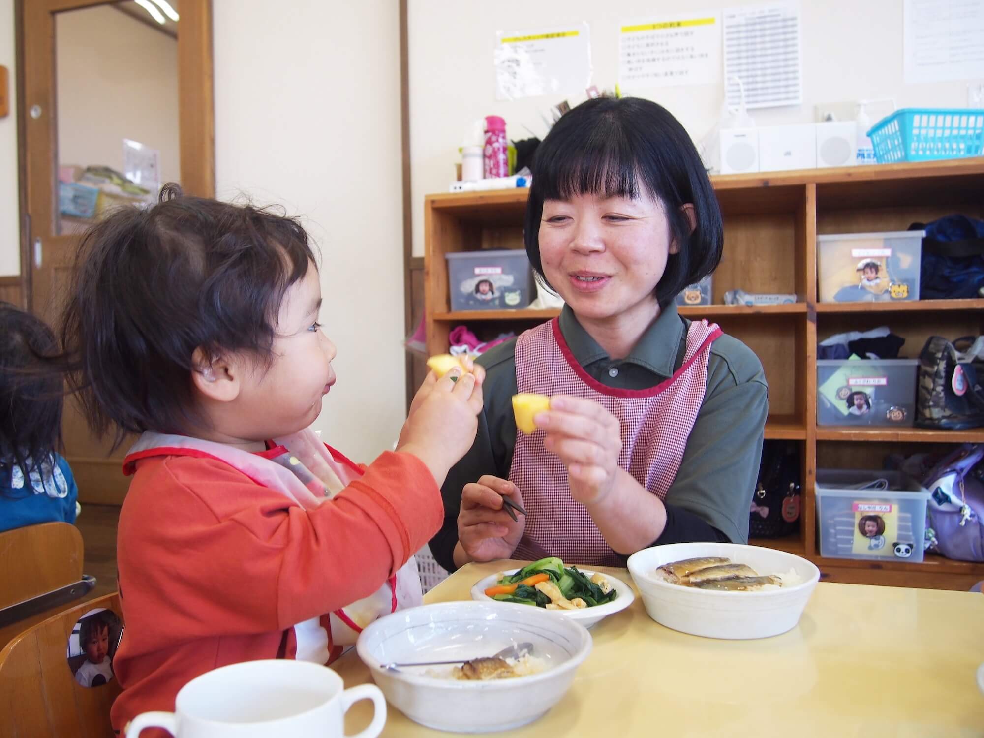 新座どろんこ保育園は6年目。仕事中も笑顔がたえません