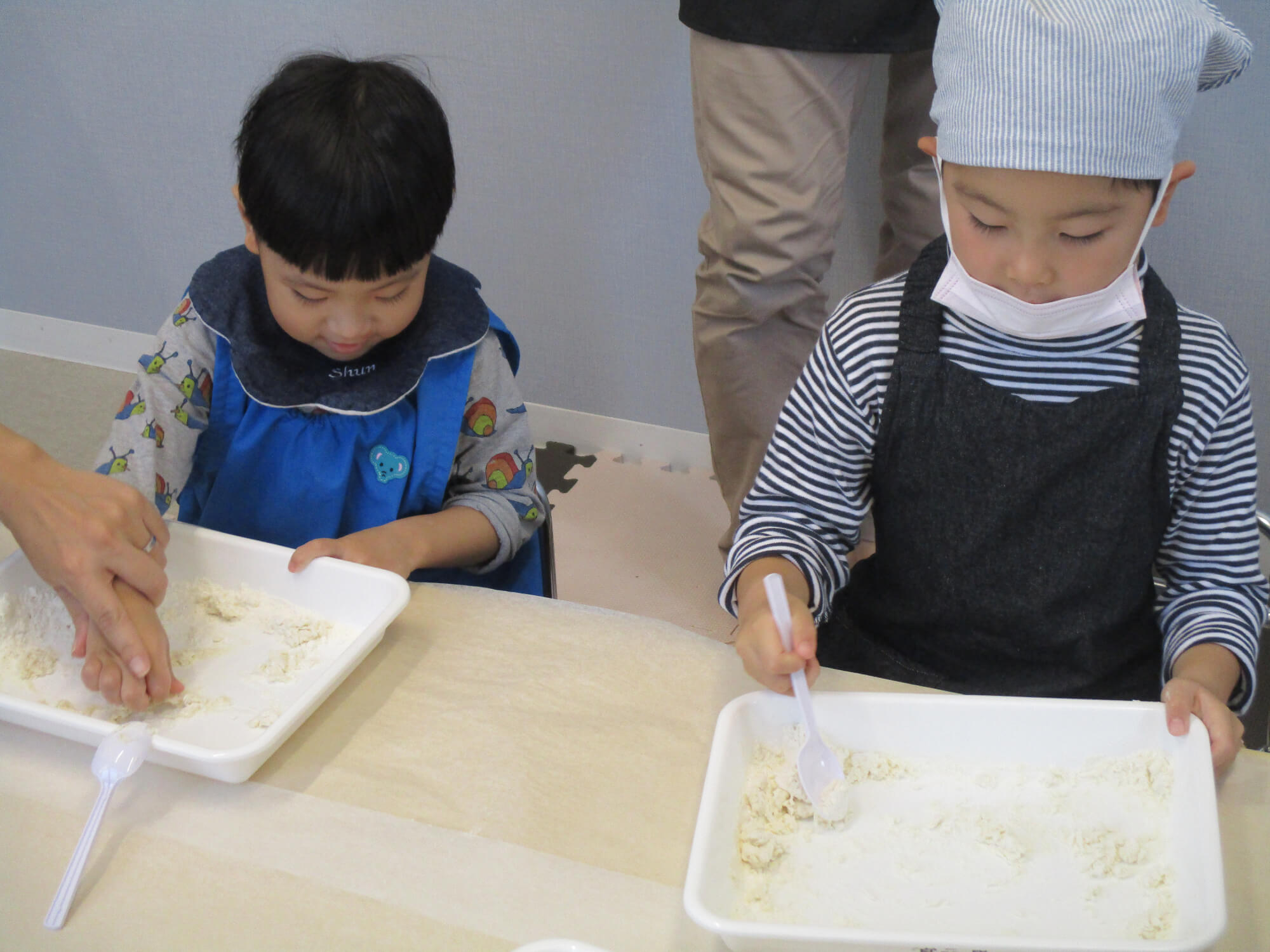 小麦粉をこねる子ども