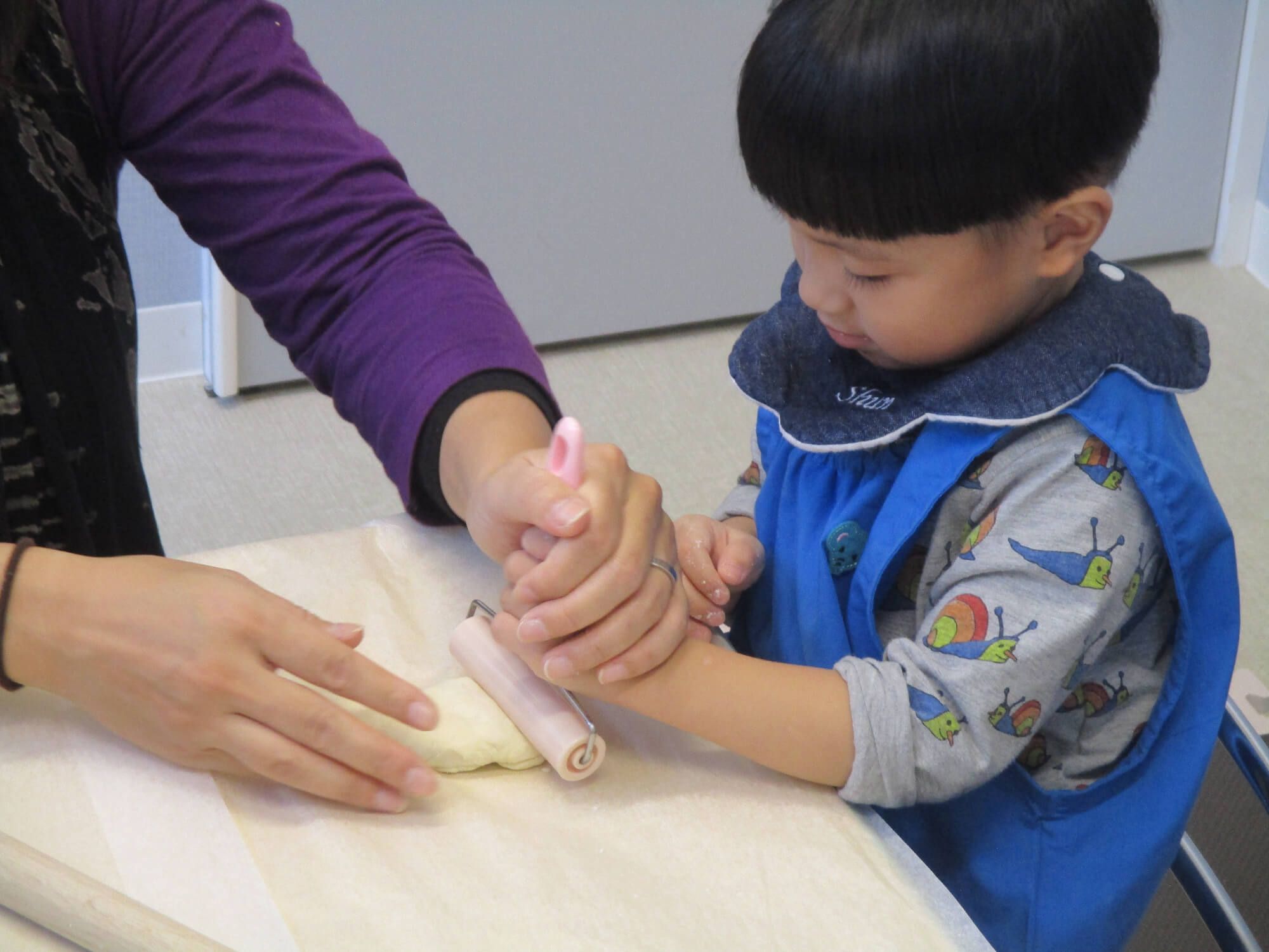 うどんの素をのばす子ども