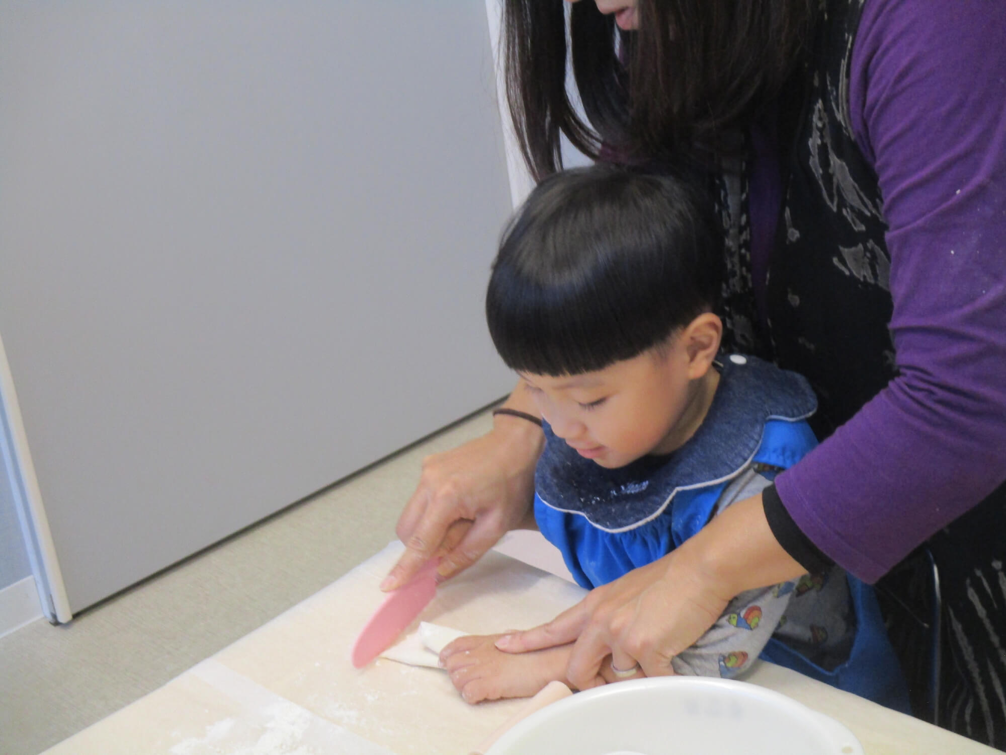 細く切って麺にする子ども