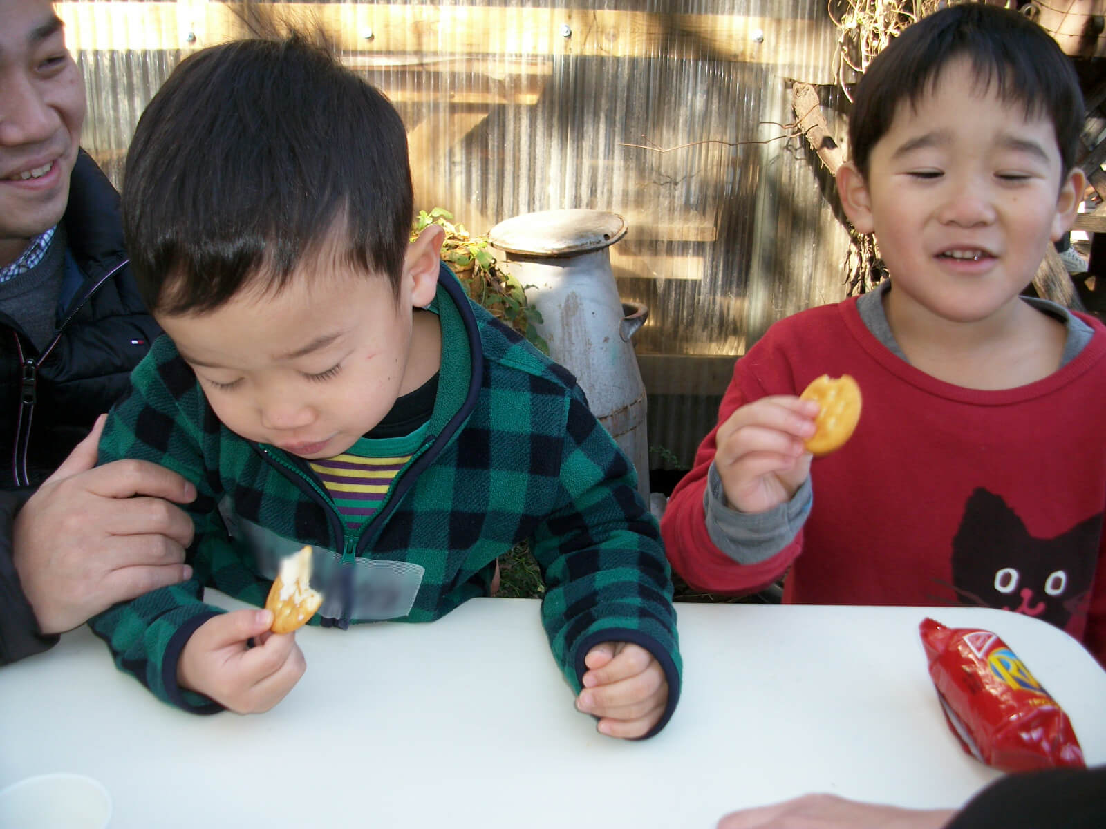 手作りバターを食べる子どもたち