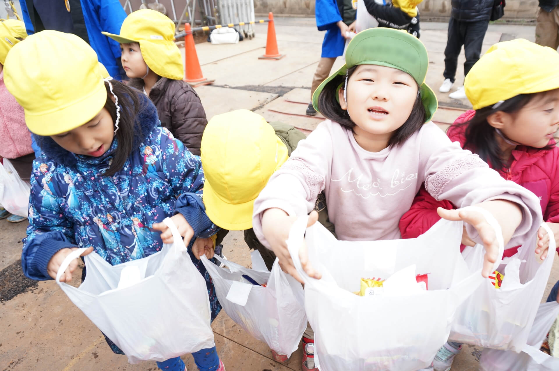 拾ったお菓子を見せる子ども