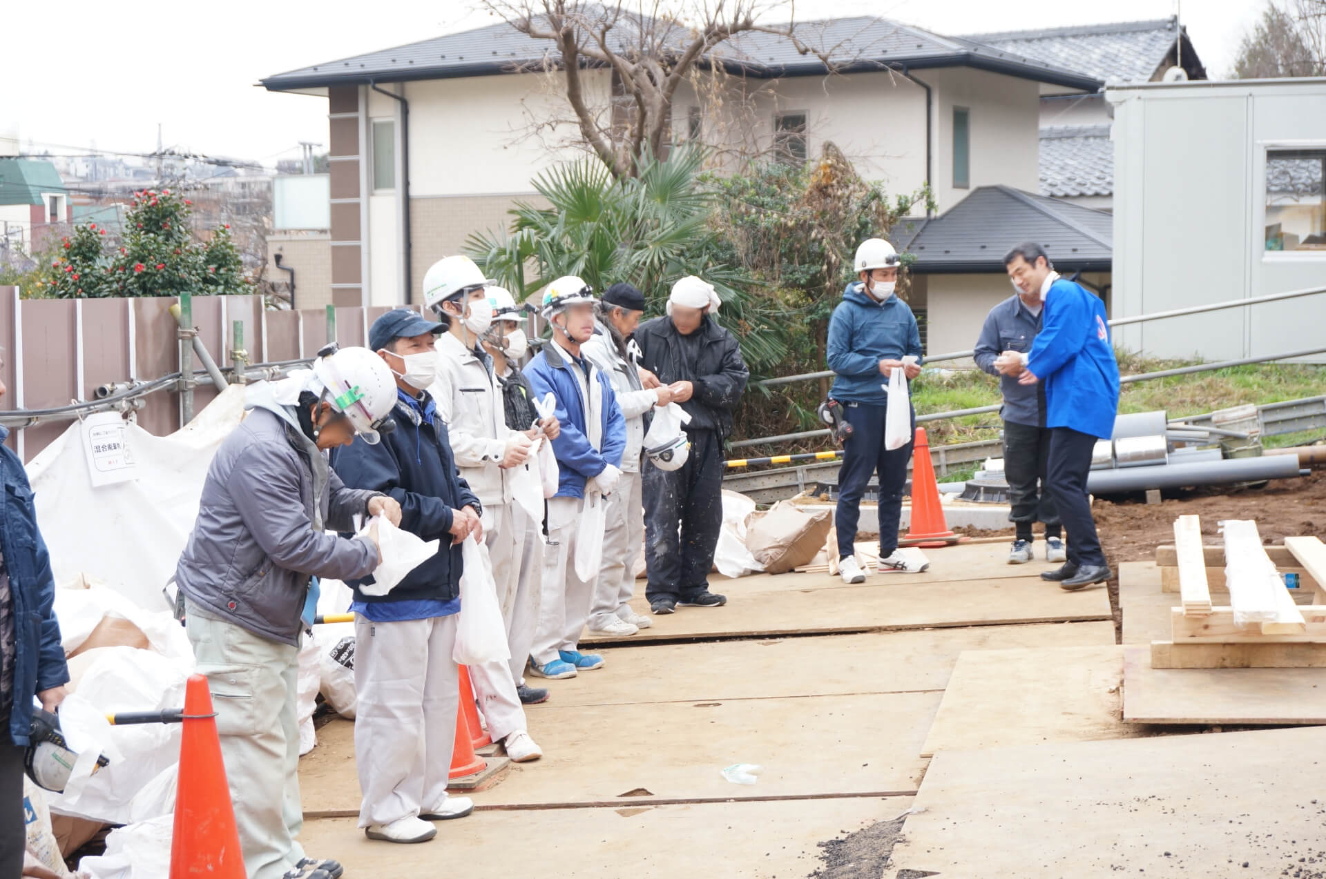 工事の方に餅を配る