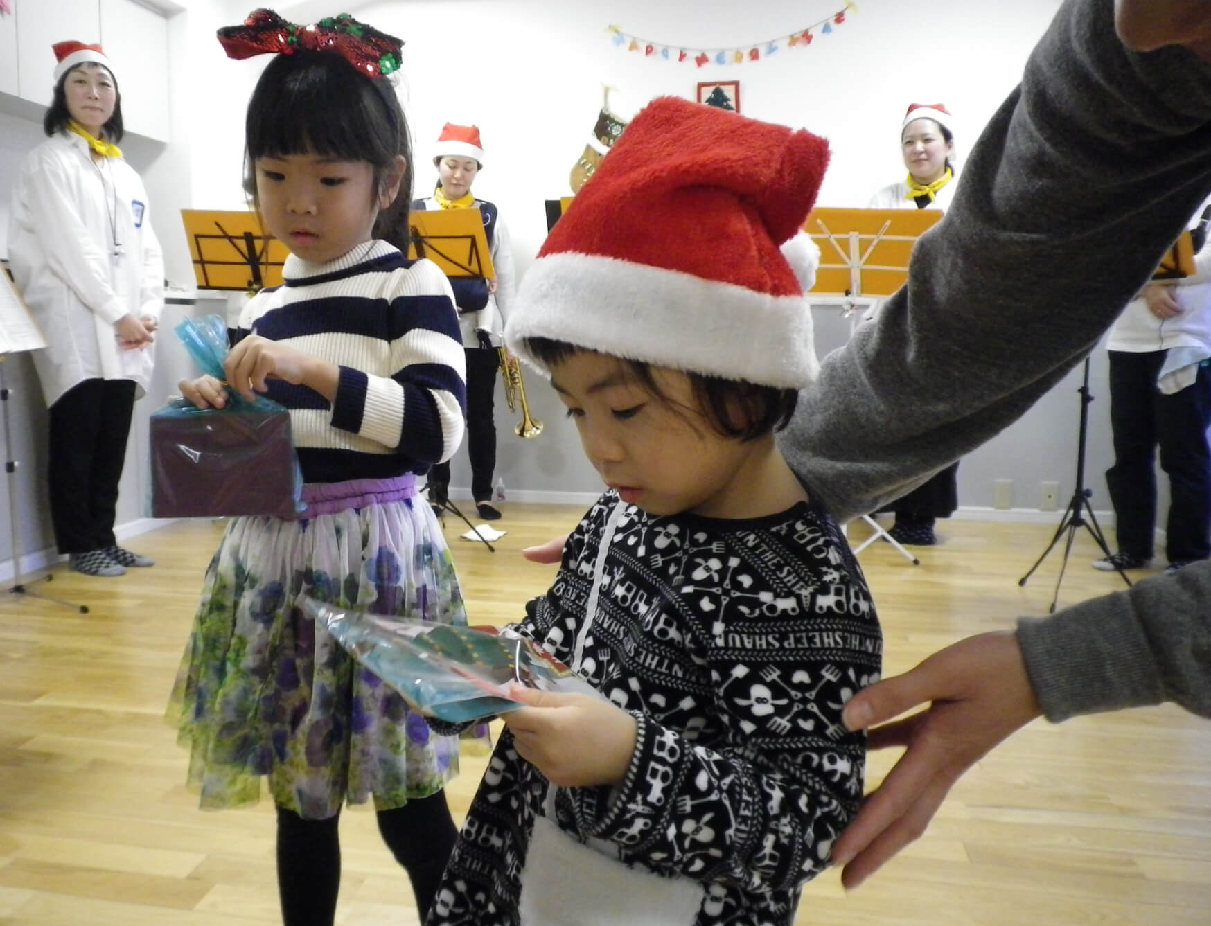 クリスマスプレゼントをもらう子ども