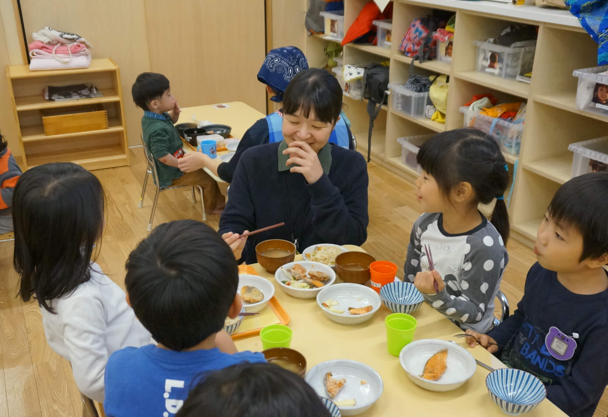 子どもと一緒に給食を食べる