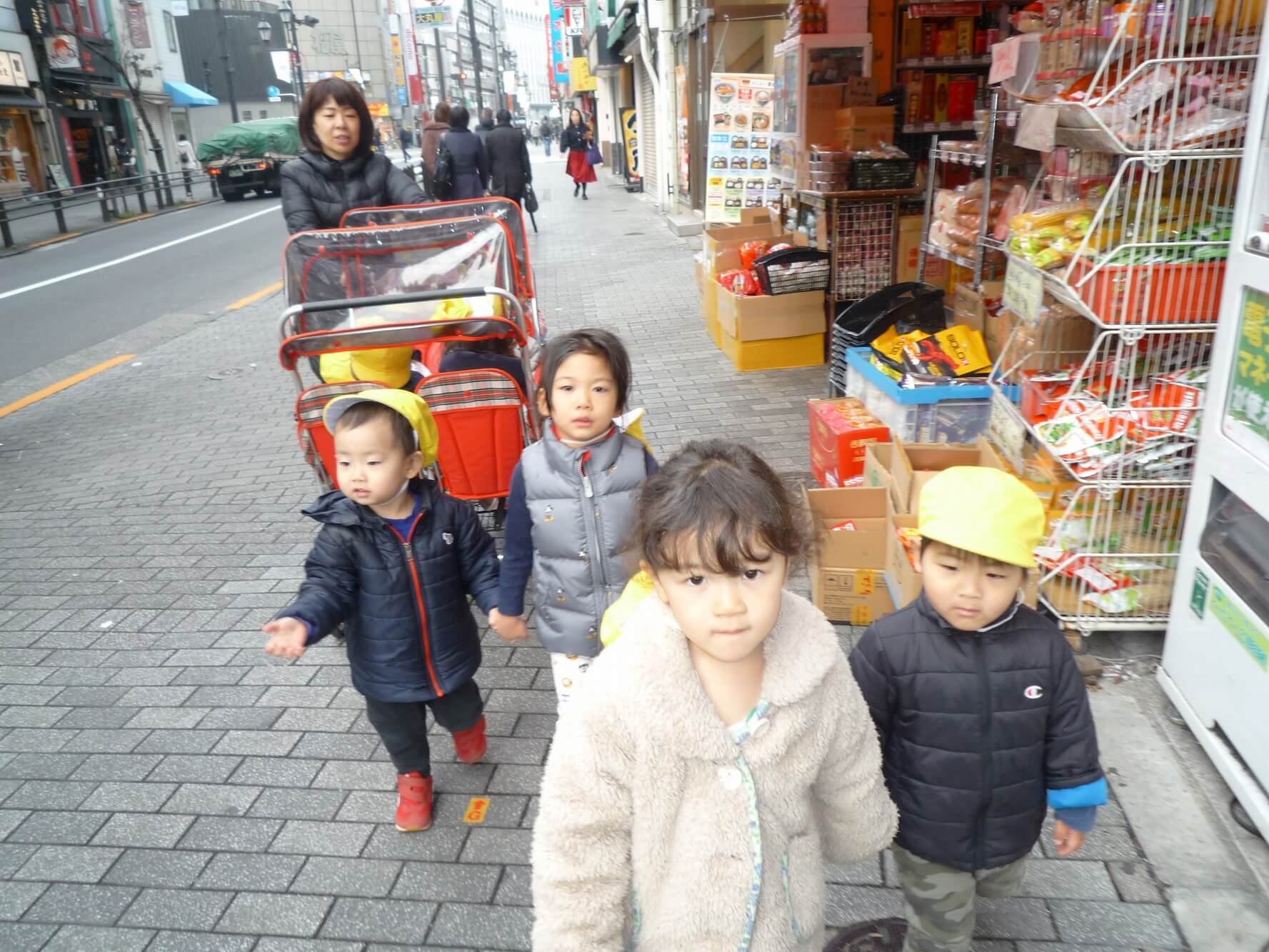 商店街を散歩する園児たち