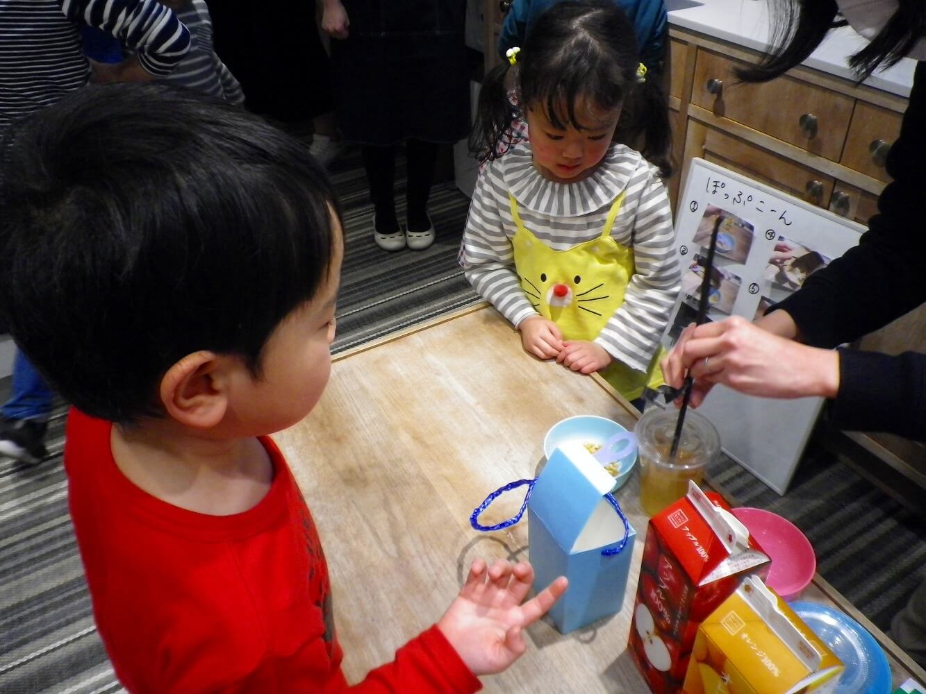 作っているところを見ている子ども