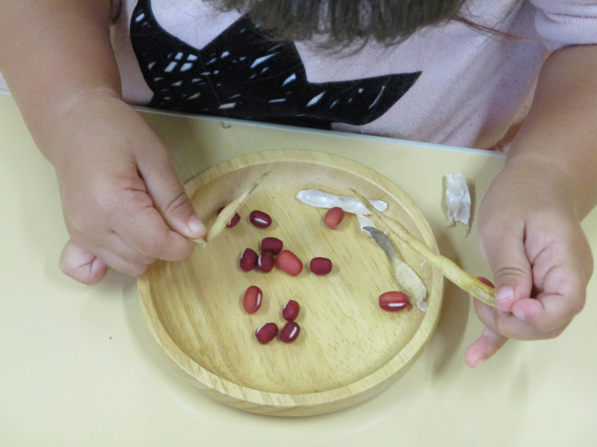 小豆のさやをむく子ども